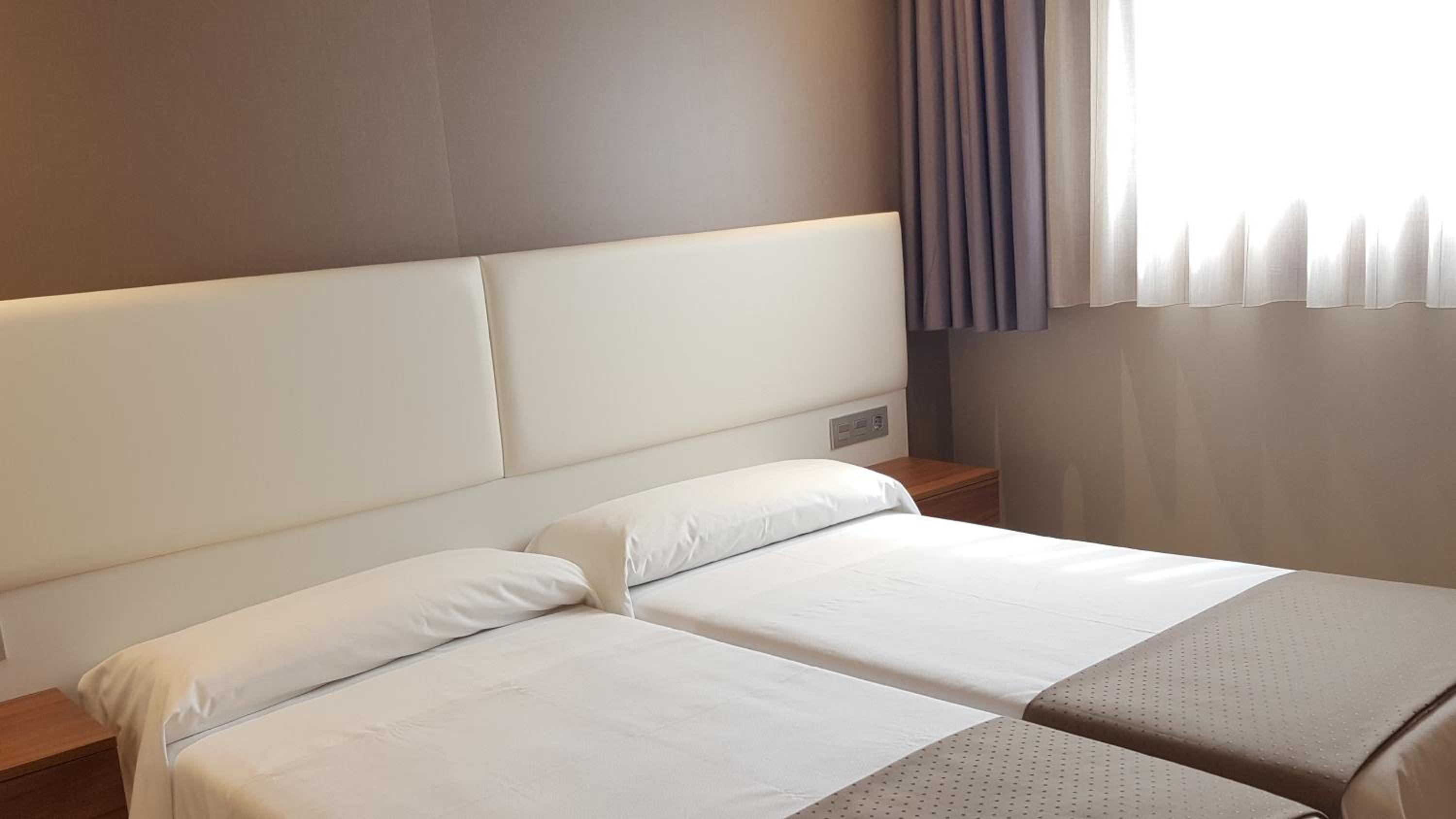 Twin Room - Photo 2