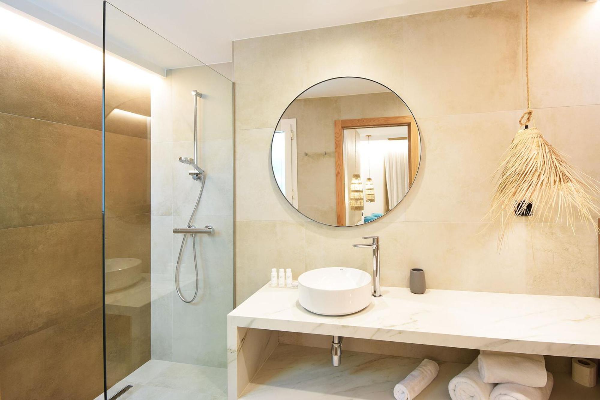 Three-Bedroom Apartment - Refurbished photo 3