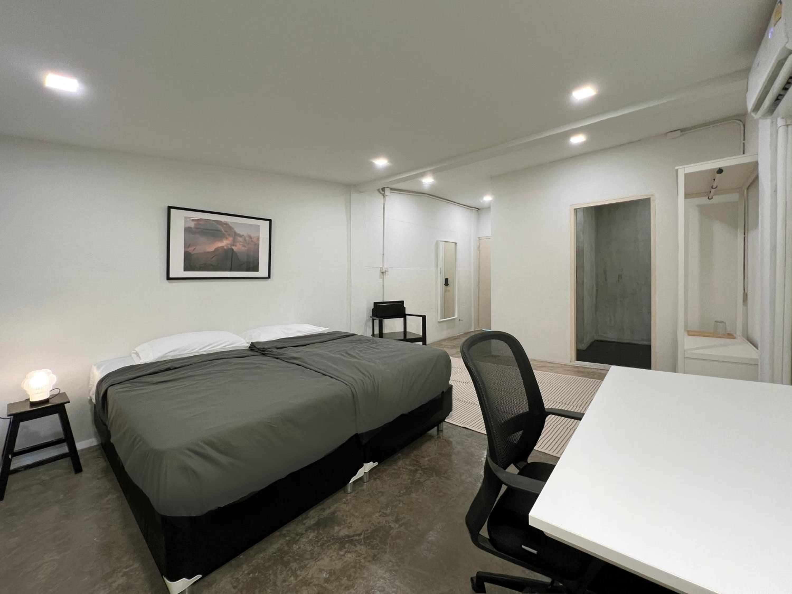 Large Double Room - Photo 5