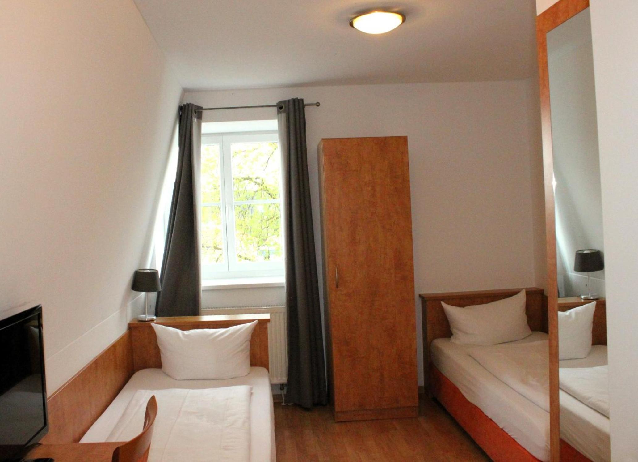 Standard Twin Room - Photo 2