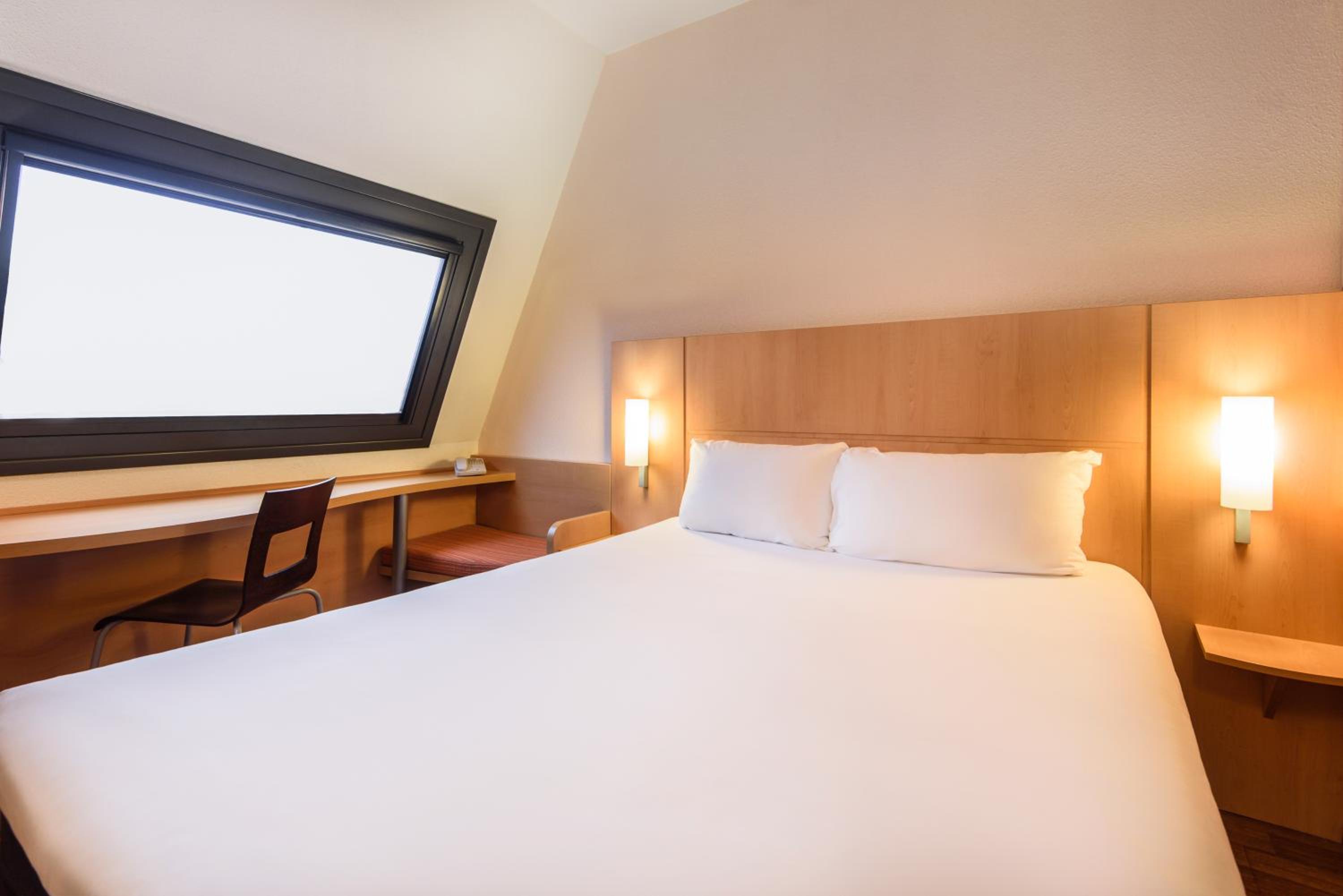 Standard Double Room - Photo 17