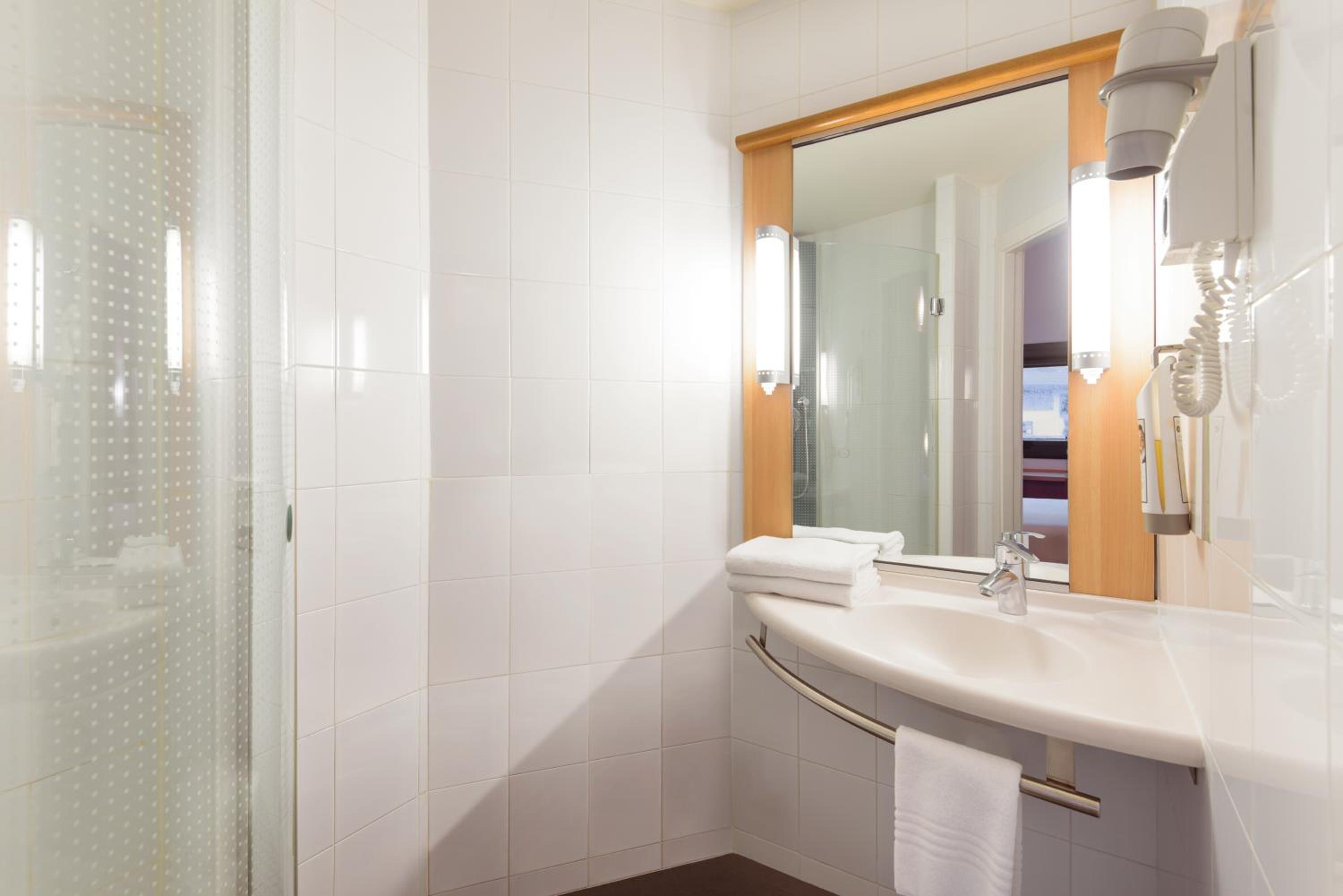 Standard Double Room - Photo 13