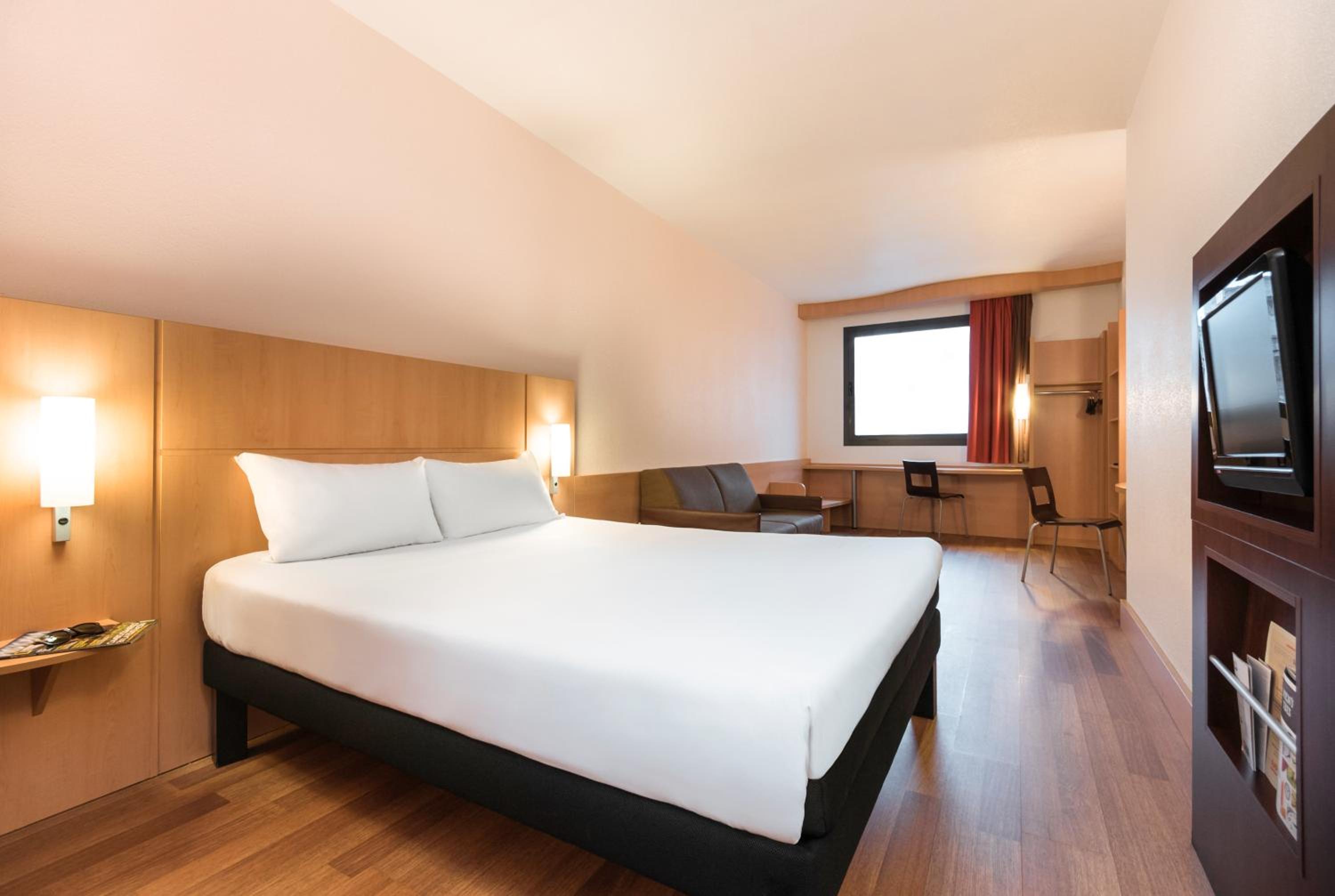 Premium Double Room - Photo 12