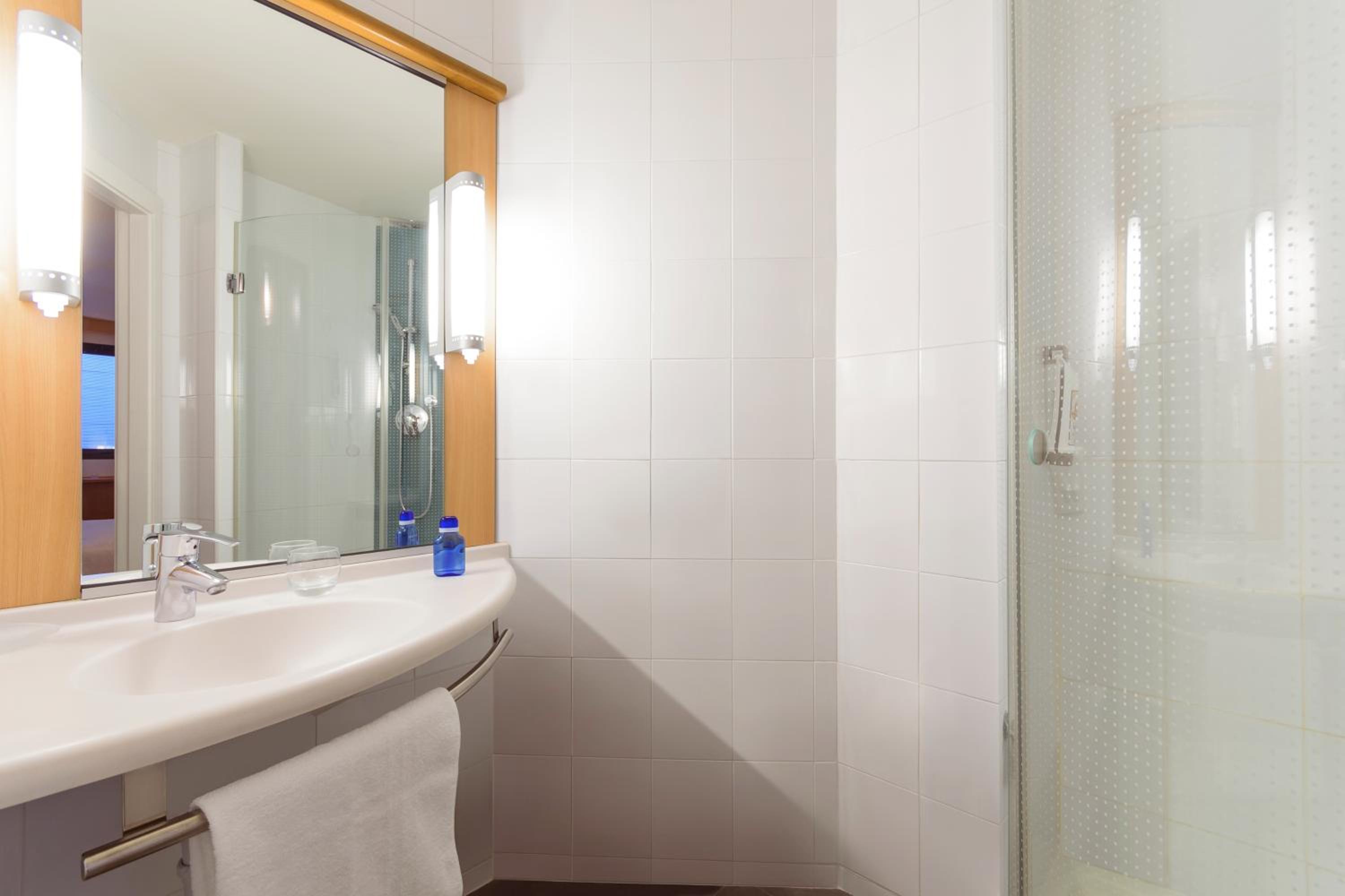 Standard Double Room - Photo 11