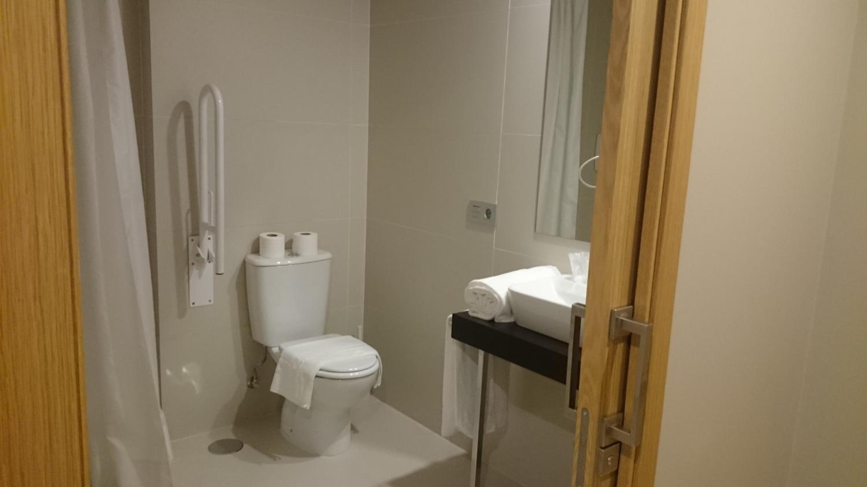 Twin Room - Photo 24