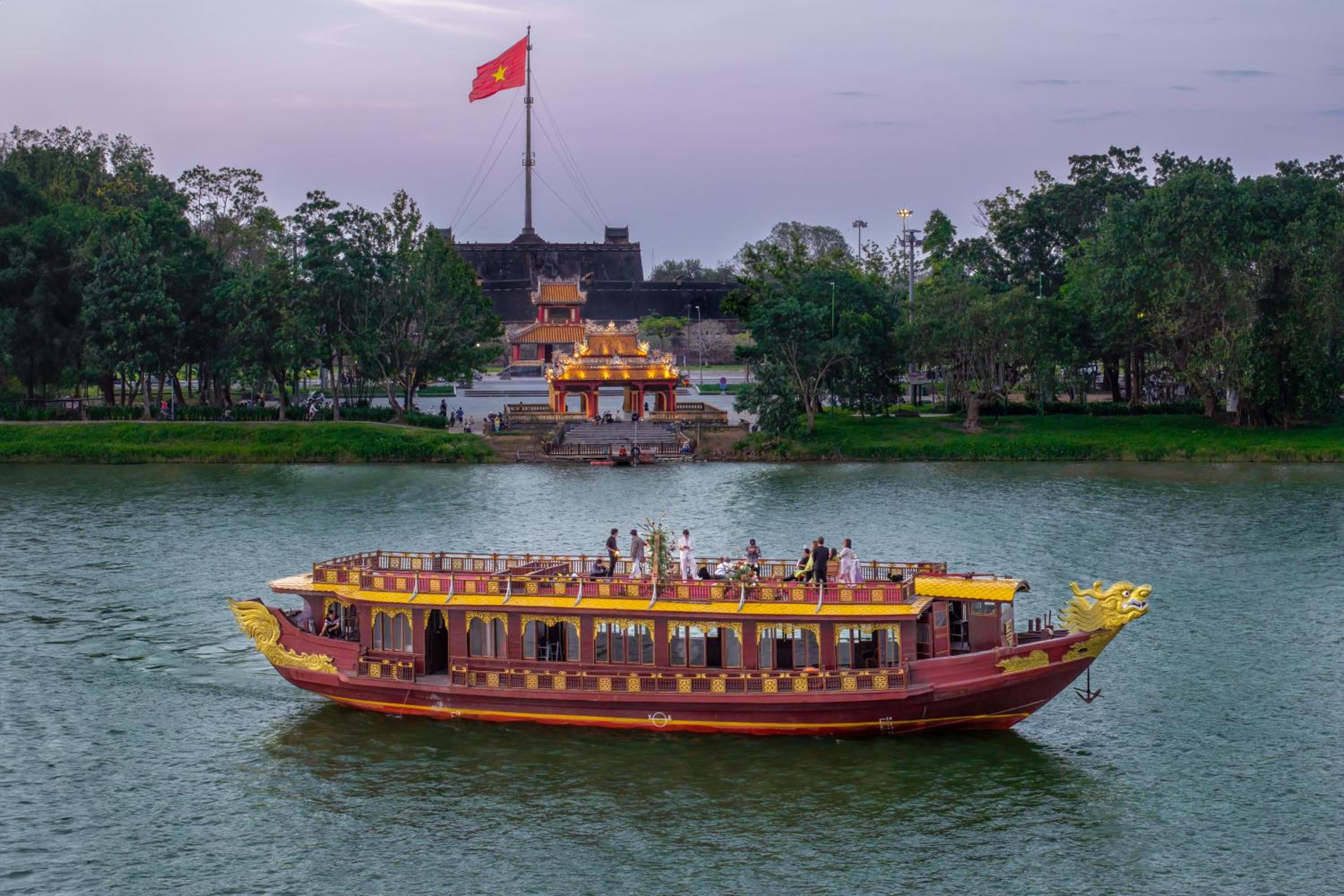 Deluxe Double or Twin Room with Lunch Cruise photo 2