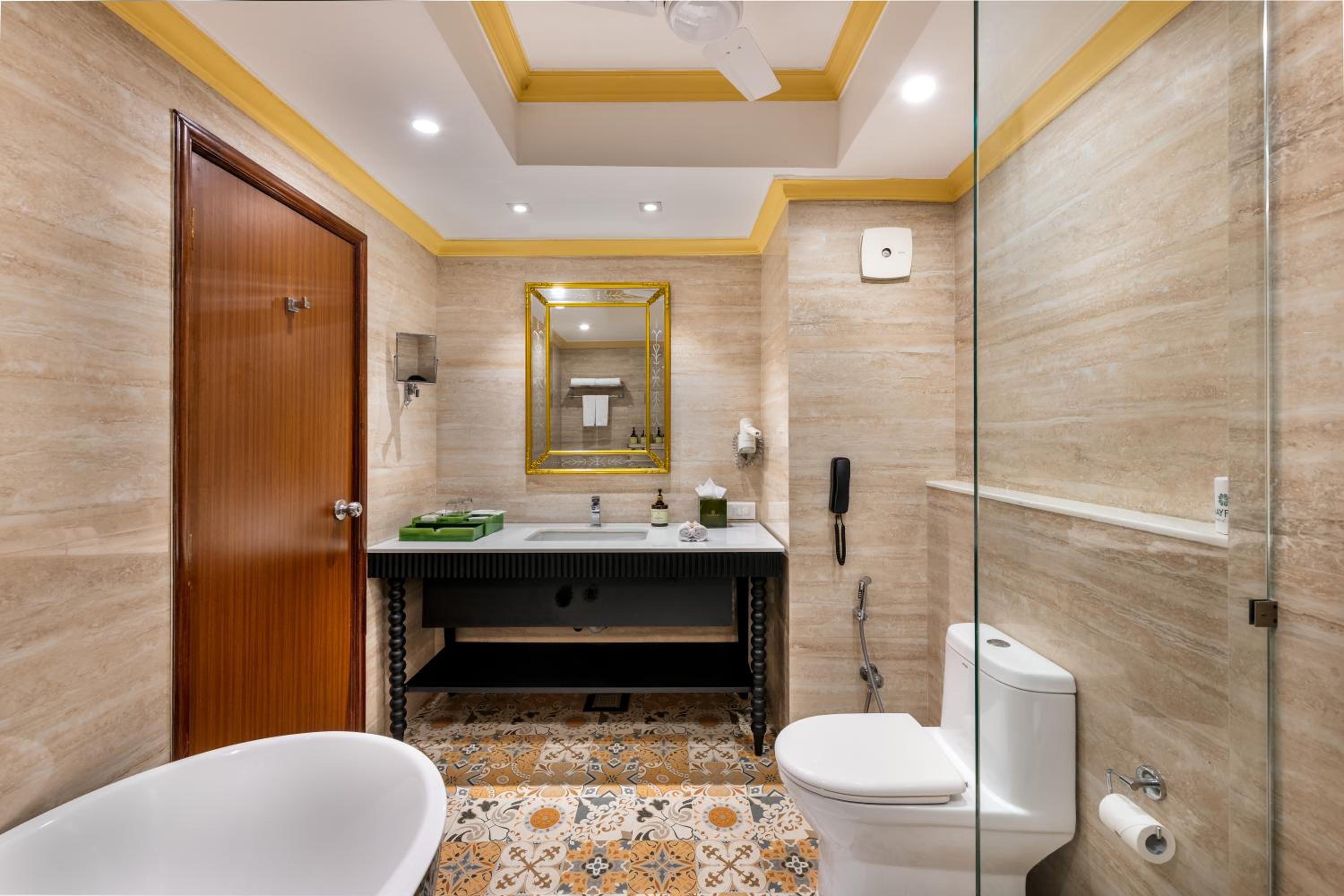 Club Room Twin - 10% Discount on Foods & Soft Beverages* | 15% Discounts on Laundry Services* | INR 500 spa credit during your stay on selective Massage services. TnC Apply.* | Free Mini-bar - 2 cans of soft Beverages (Once on Arrival) - Photo 3