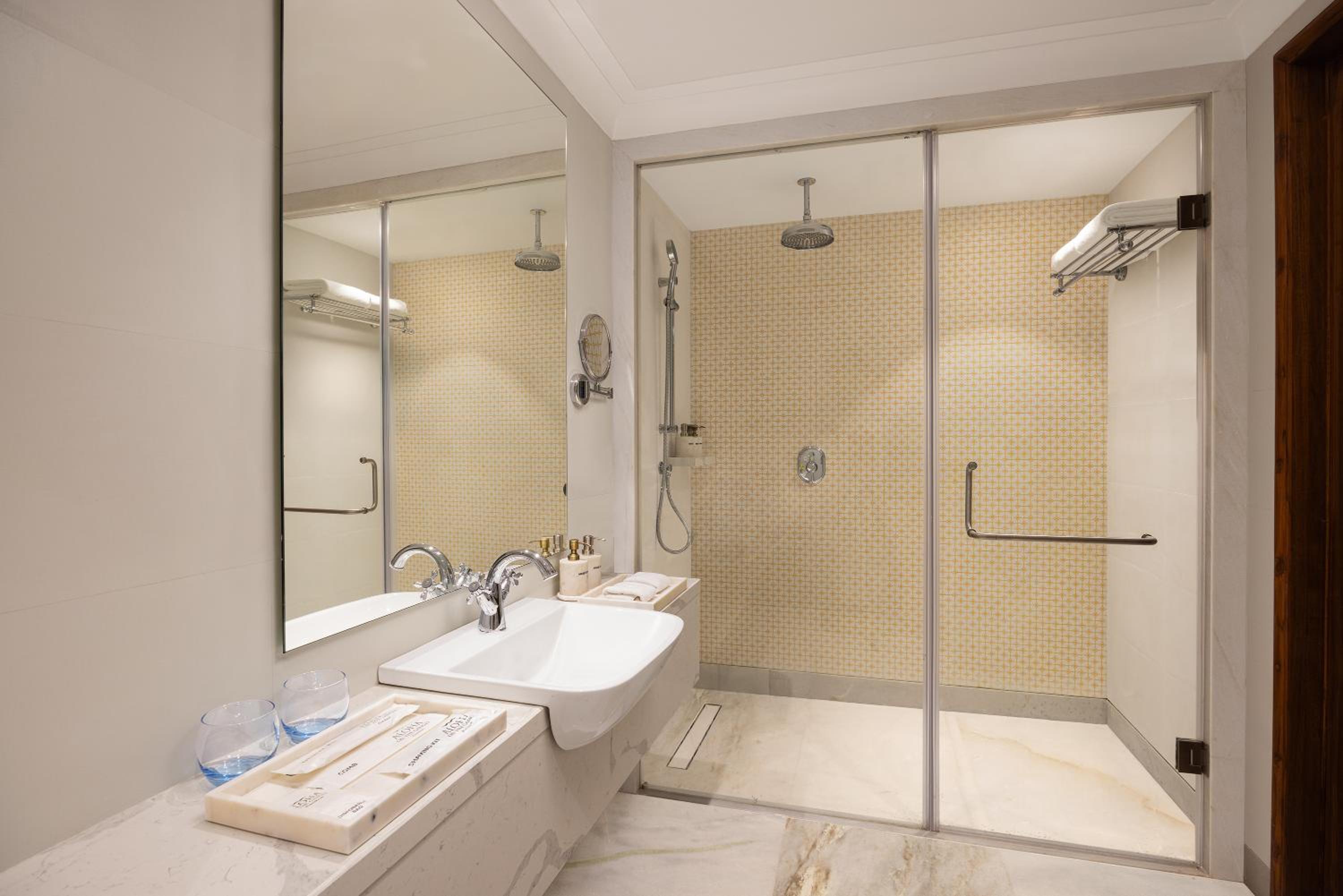 Deluxe Royal Kids Suite (1 Queen Bed and 2 Bunk Beds) - Photo 7