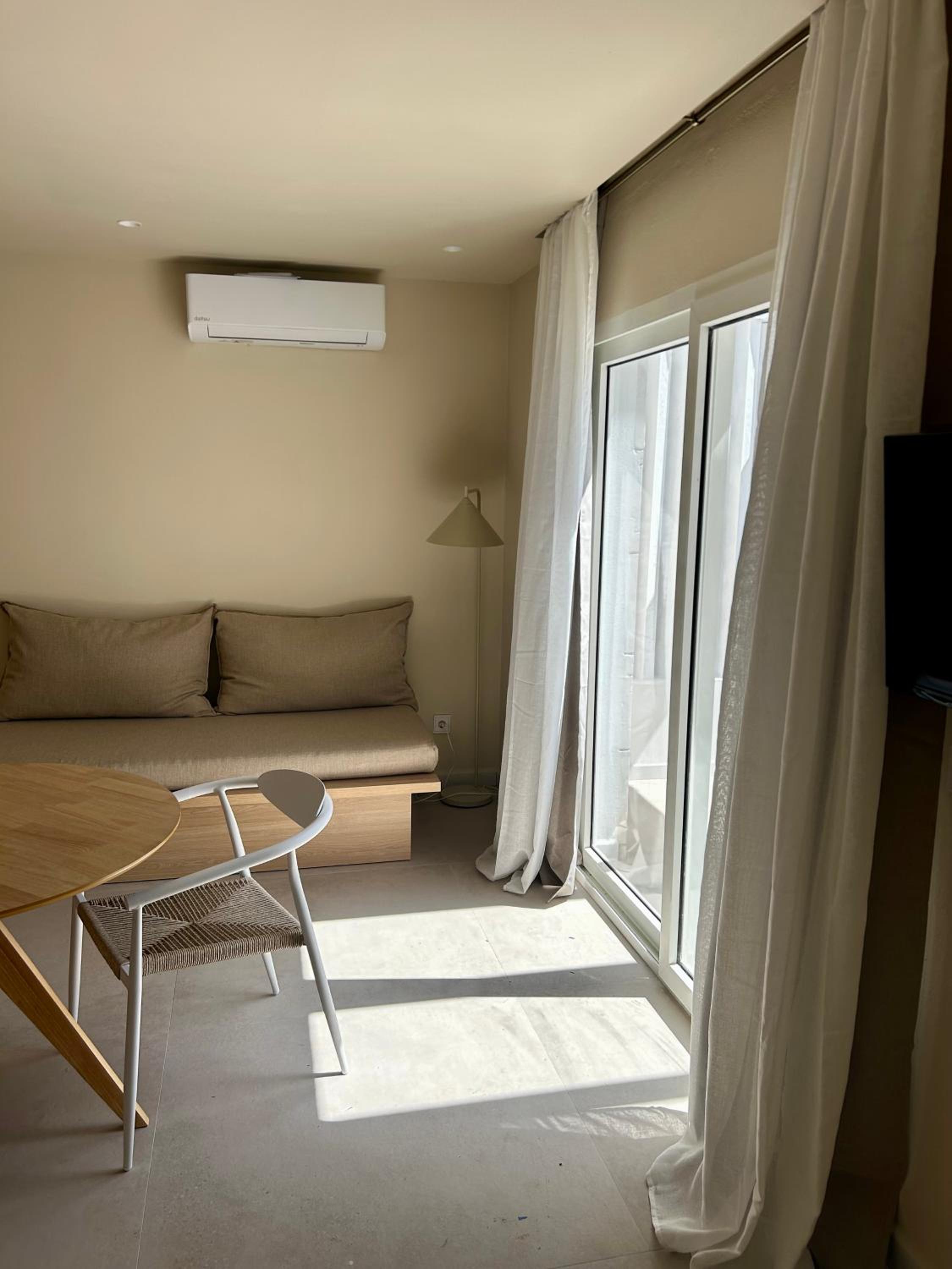 One-Bedroom Loft Apartment with Balcony photo 2