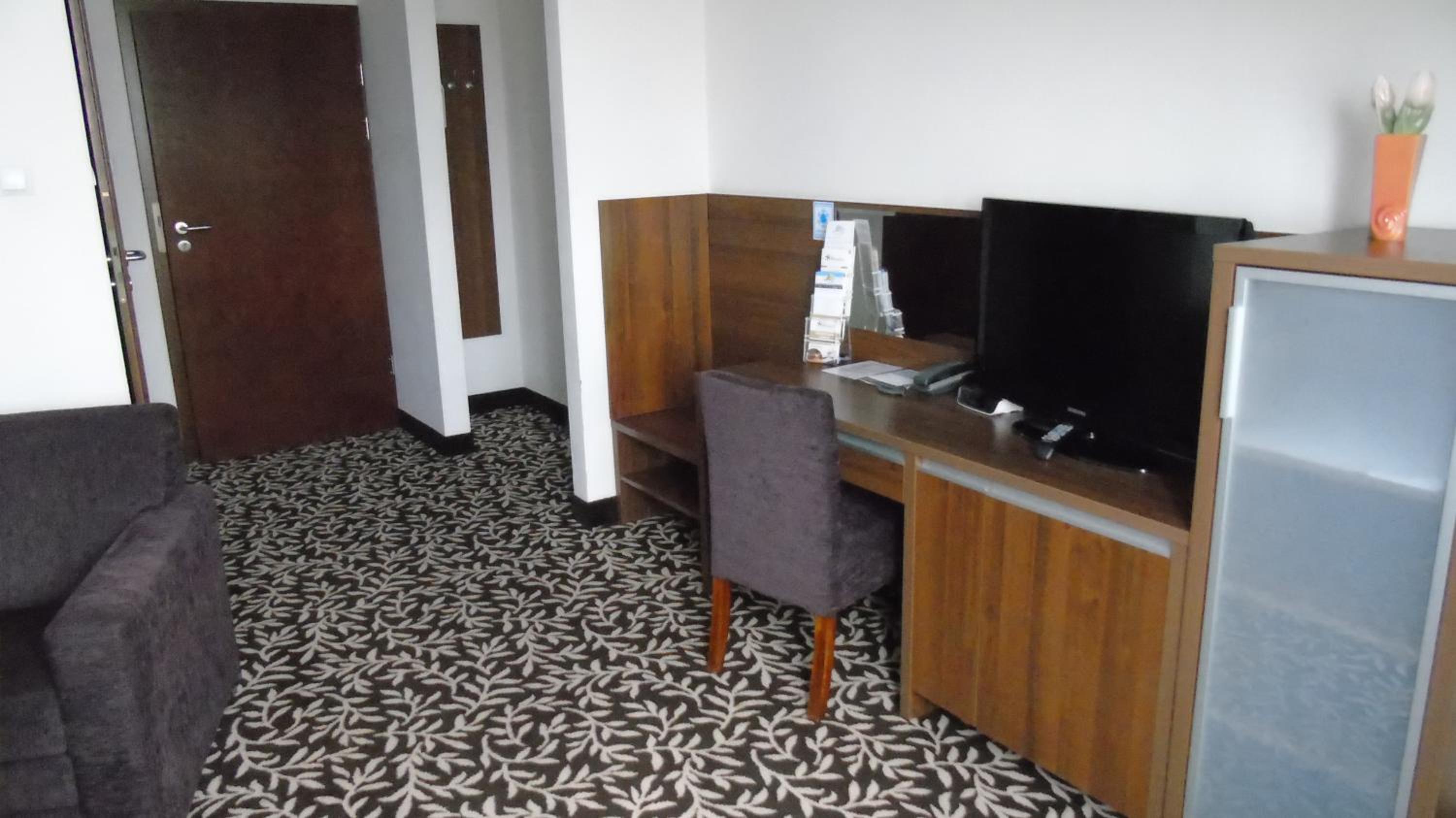 One-Bedroom Apartment - Photo 2
