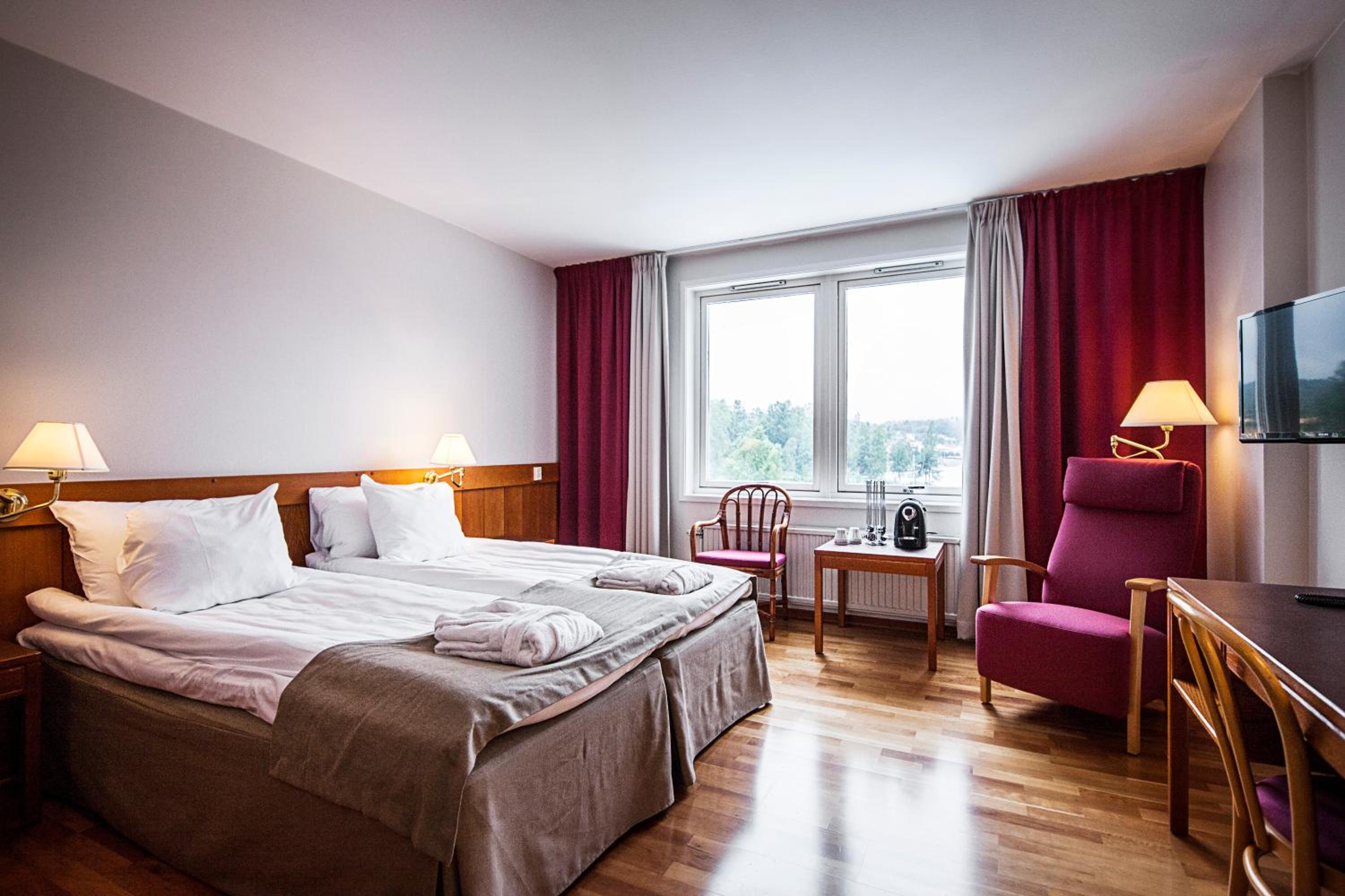 Superior Twin Room with Lake View