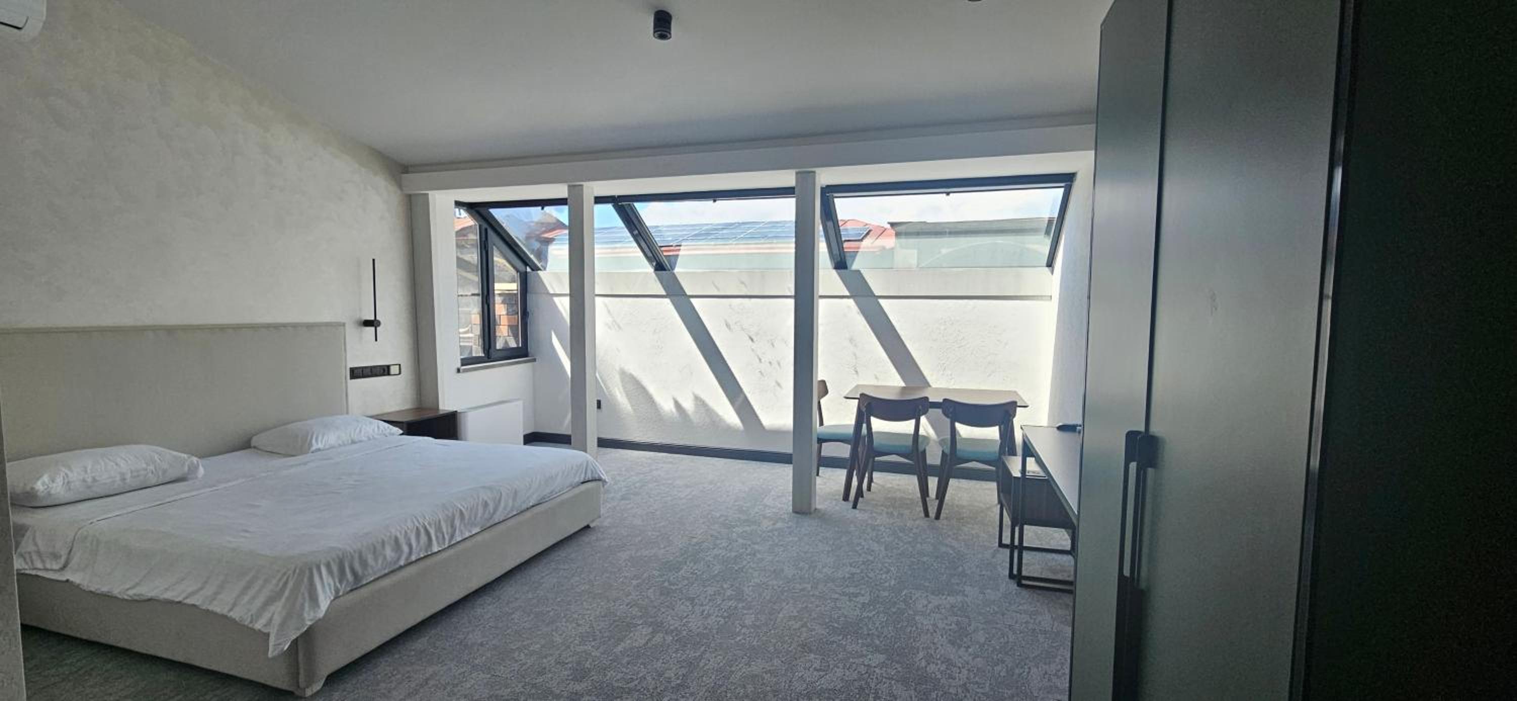 Studio Apartment with King Bed photo 3