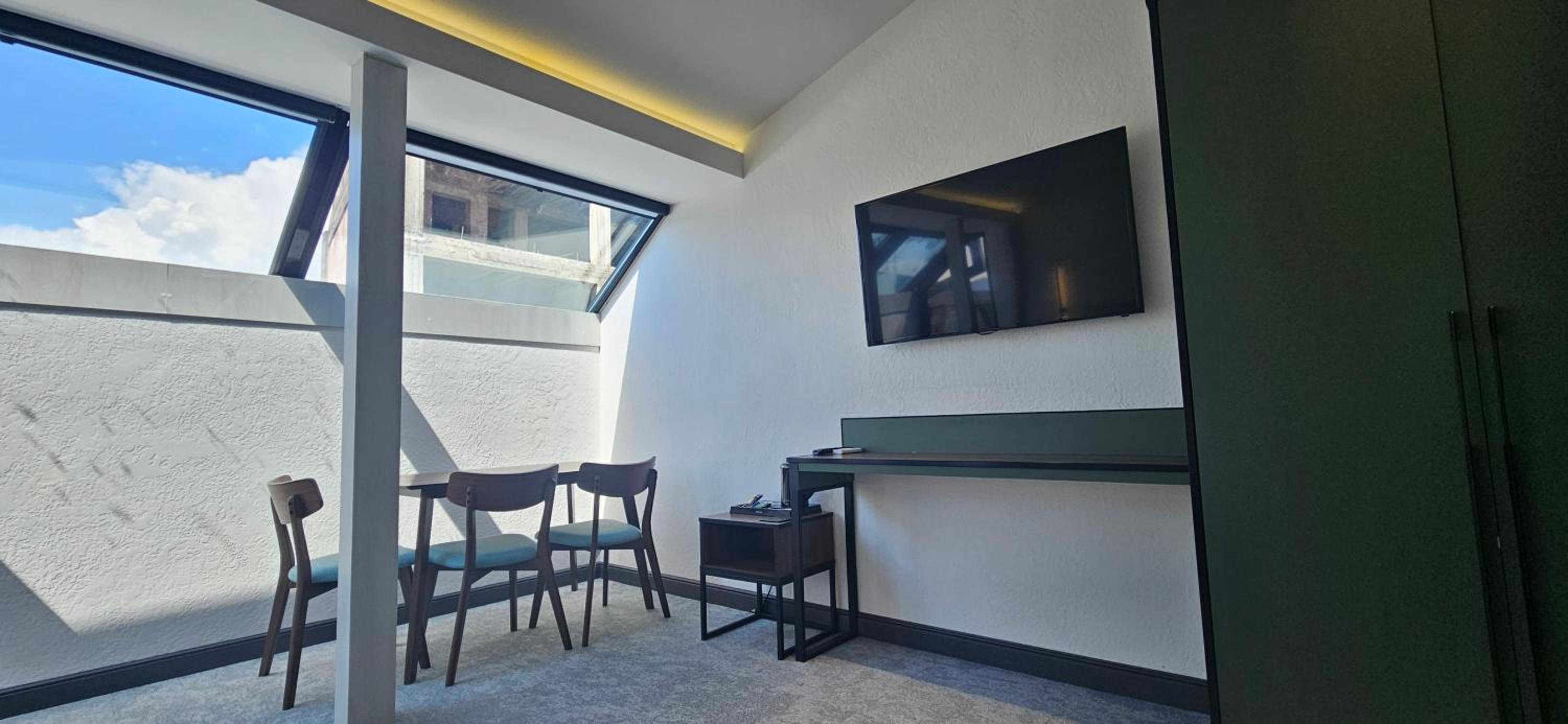 Studio Apartment with King Bed photo 2