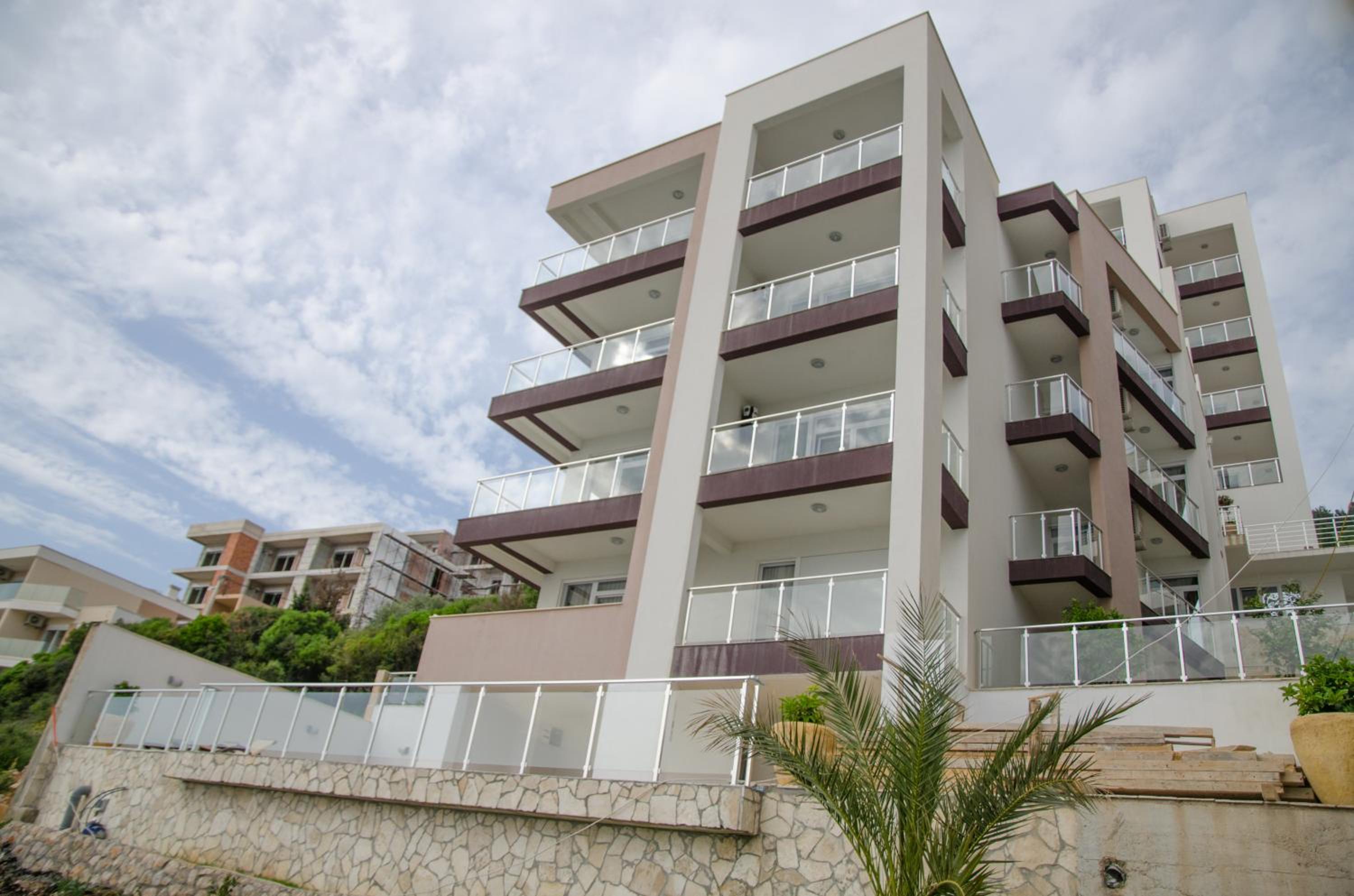 Two-Bedroom Apartment with Balcony and Sea View - Photo 6