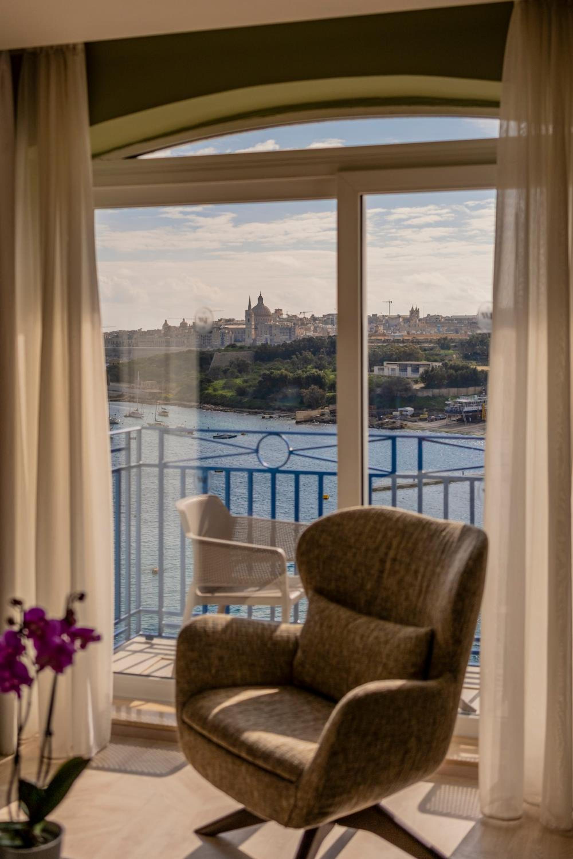 Deluxe Suite with Sea View photo 3
