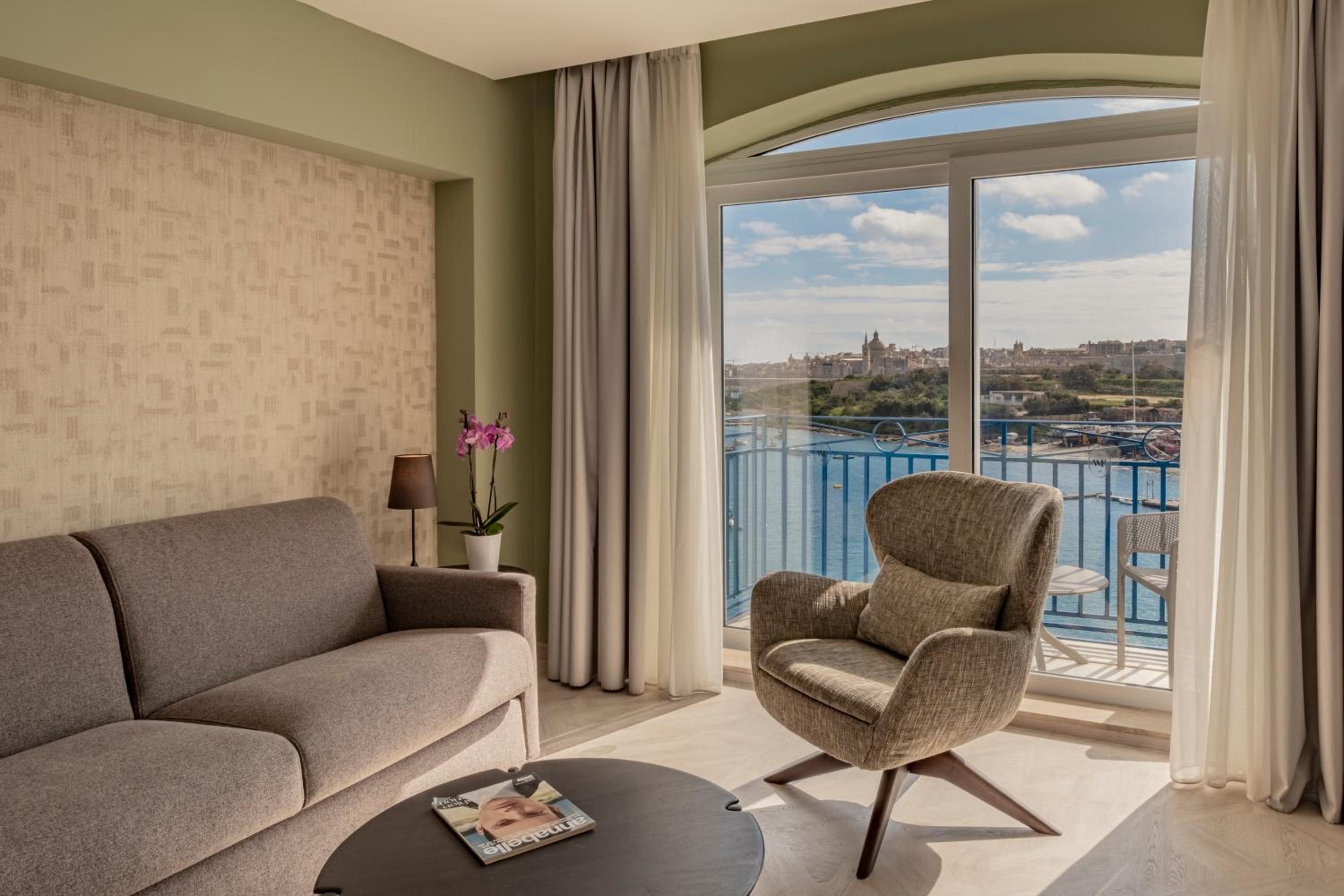 Deluxe Suite with Sea View photo 2