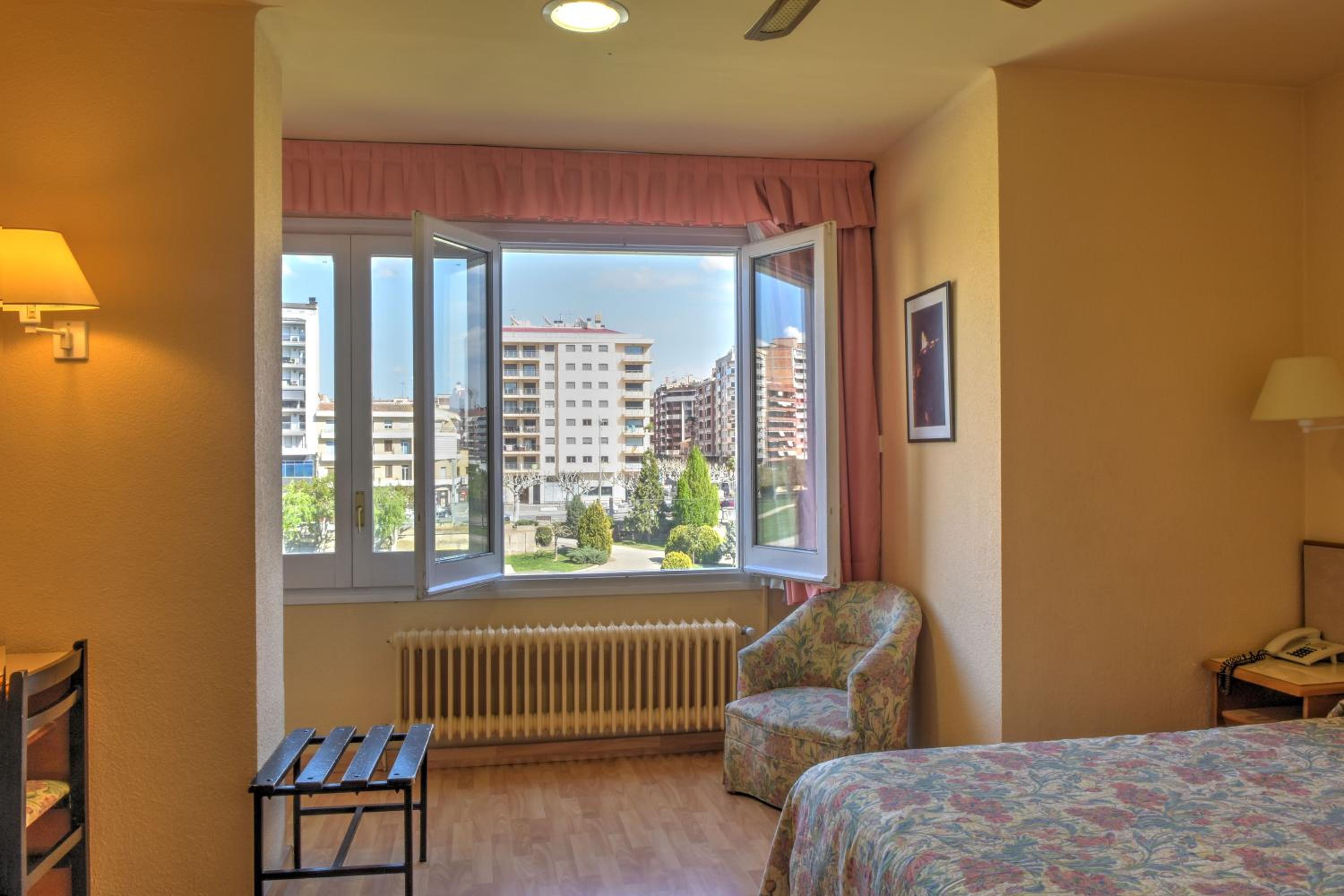 Double or Twin Room with View - Photo 2