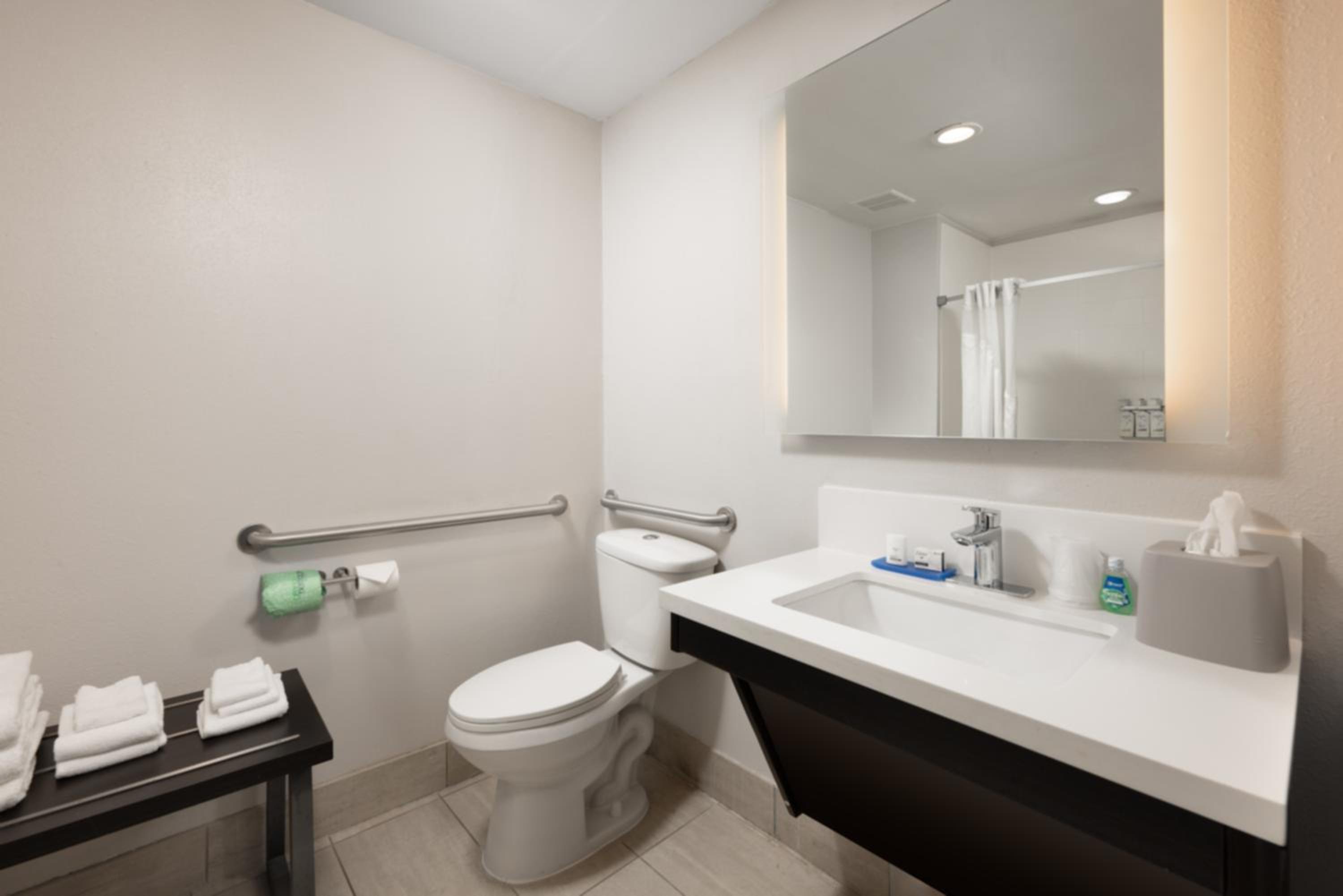 Standard Queen Room with Two Queen Beds and Tub - Mobility/Communications Accessible - Photo 1