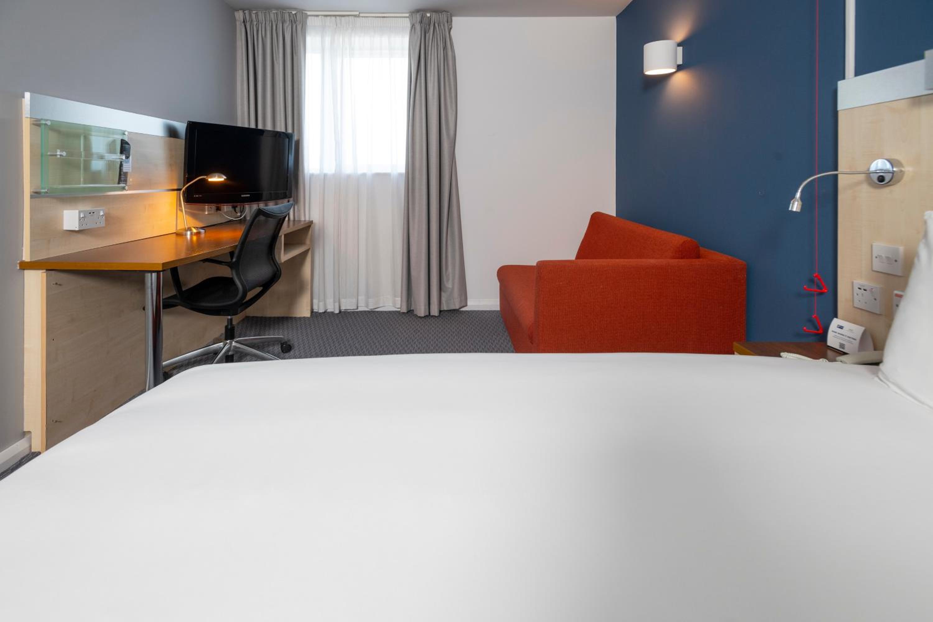 Standard King Room with Free Hot Breakfast - Accessible - Photo 6