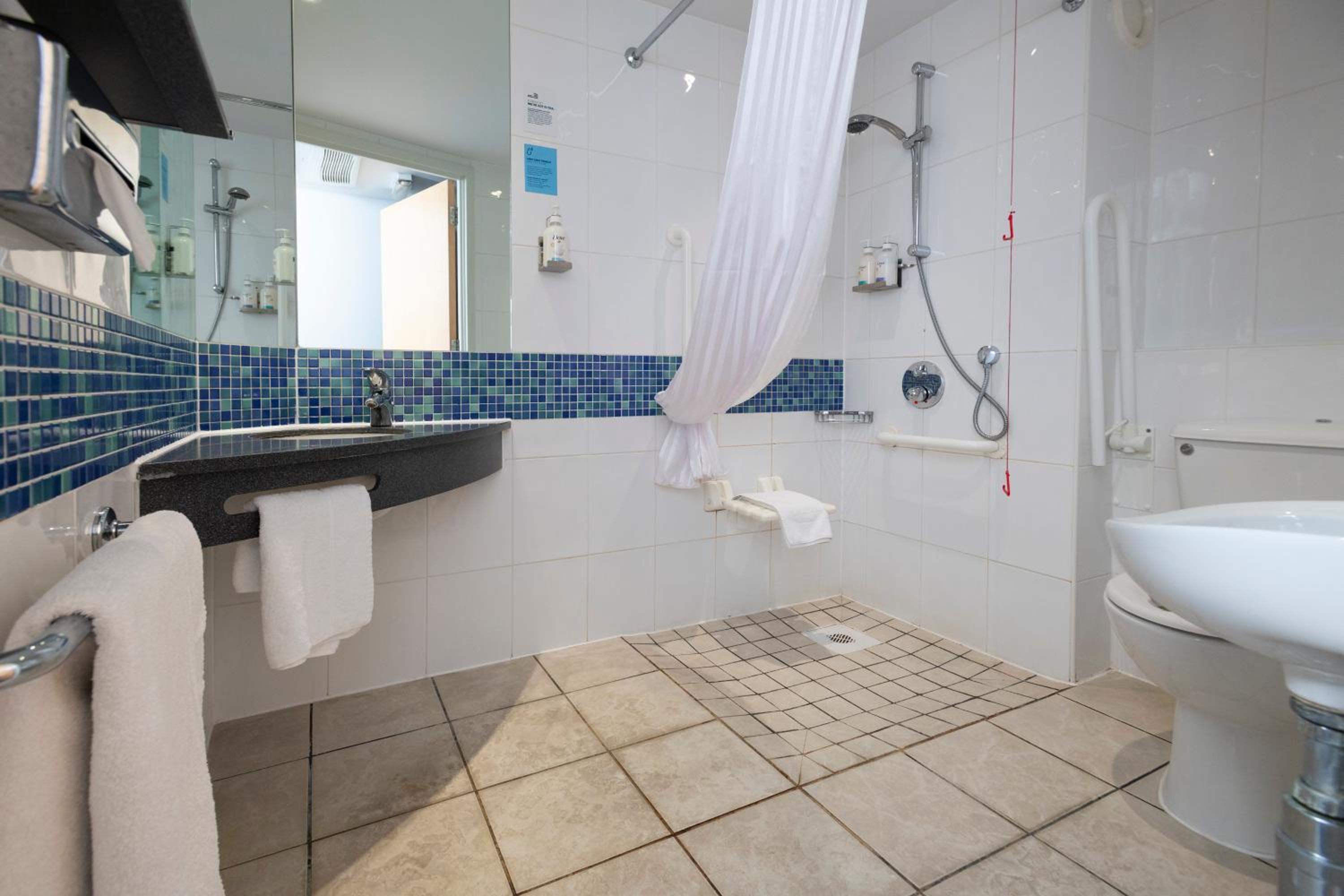 Standard King Room with Free Hot Breakfast - Accessible - Photo 5