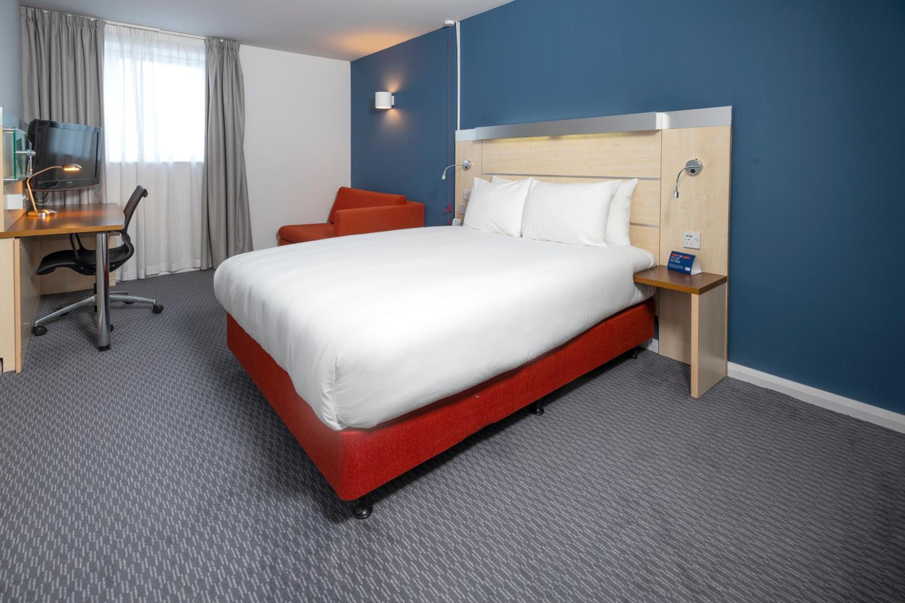 Standard King Room with Free Hot Breakfast - Accessible - Photo 3