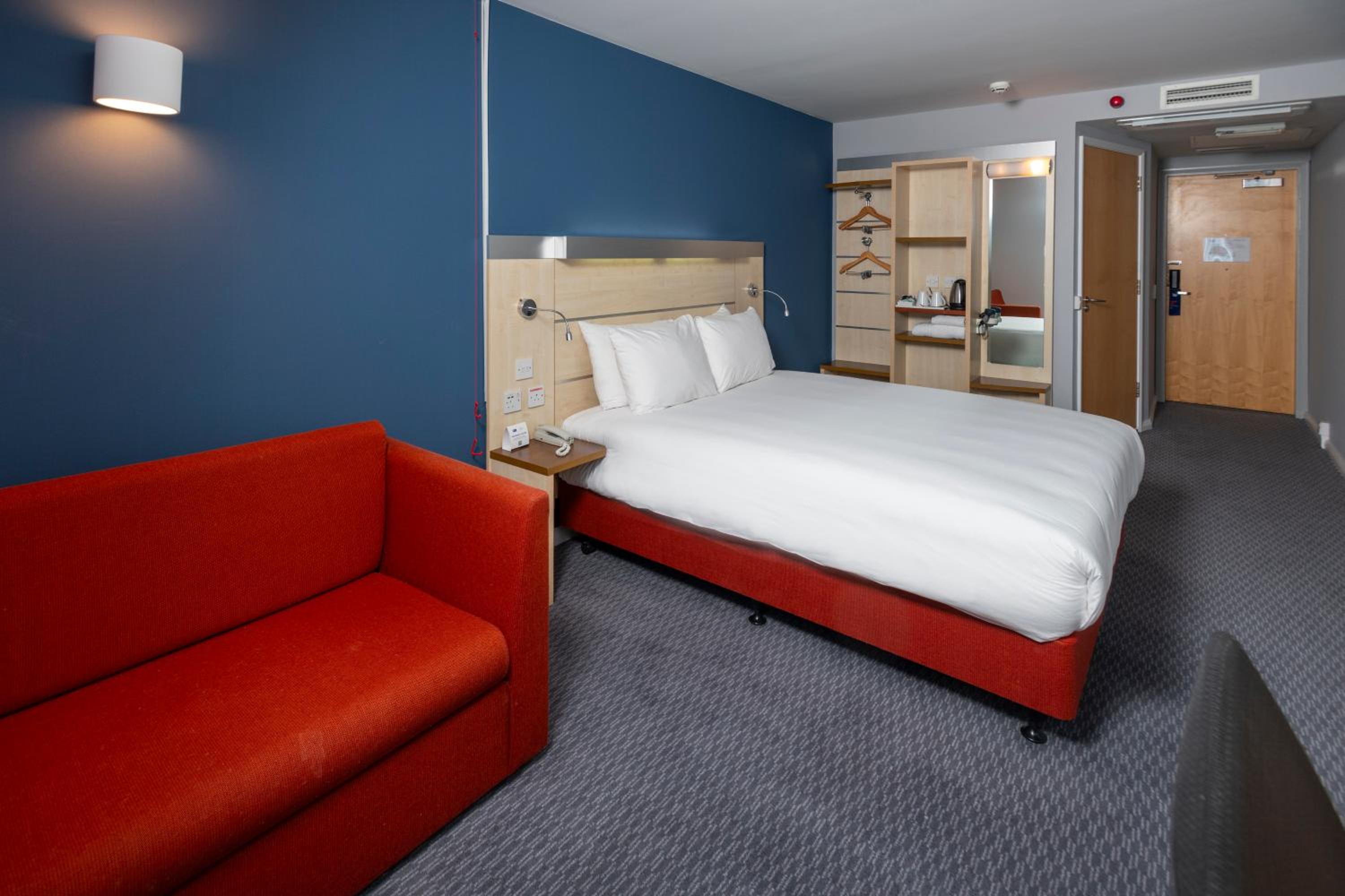 Standard King Room with Free Hot Breakfast - Accessible - Photo 4