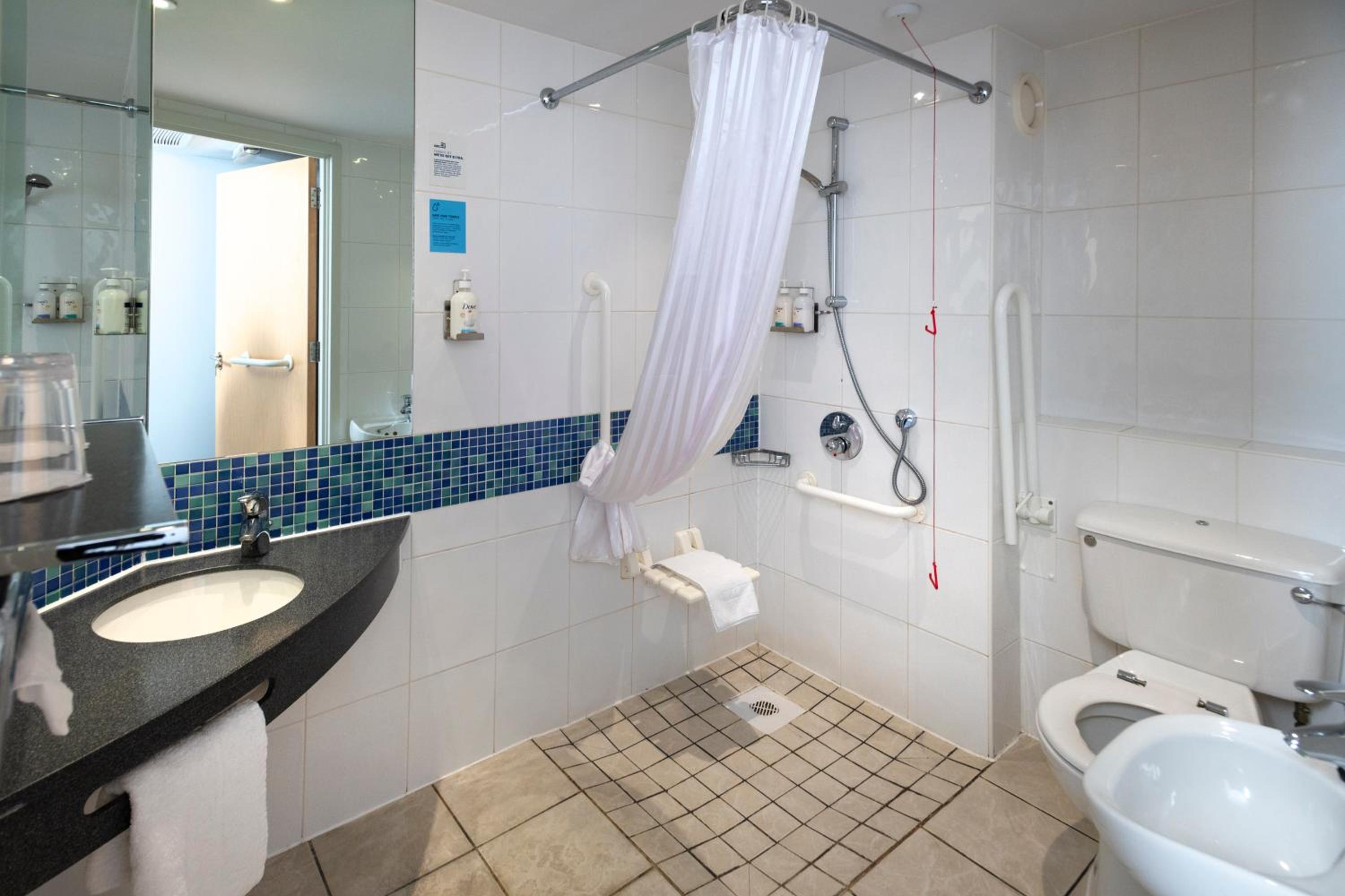 Standard King Room with Free Hot Breakfast - Accessible - Photo 1