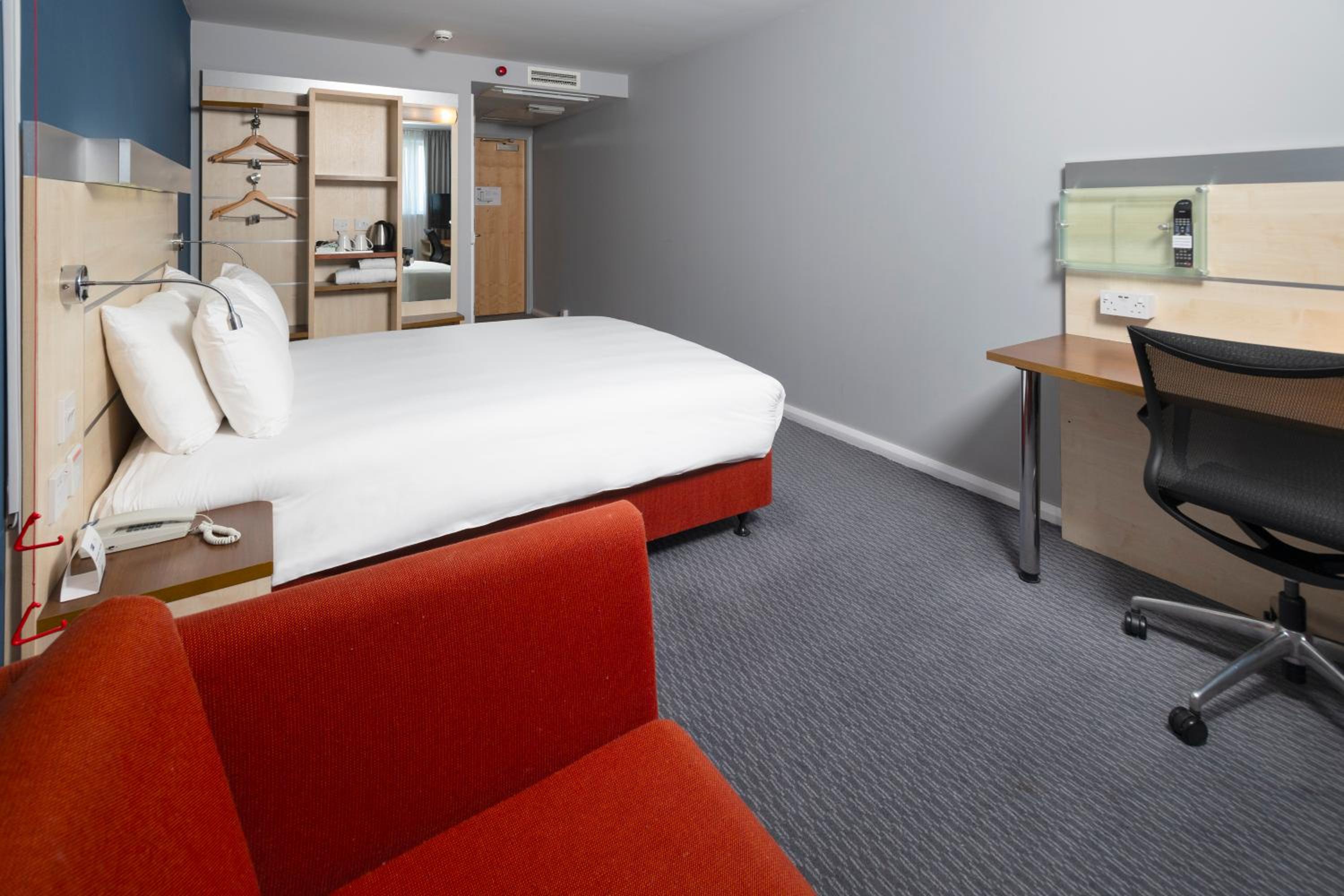 Standard King Room with Free Hot Breakfast - Accessible - Photo 2