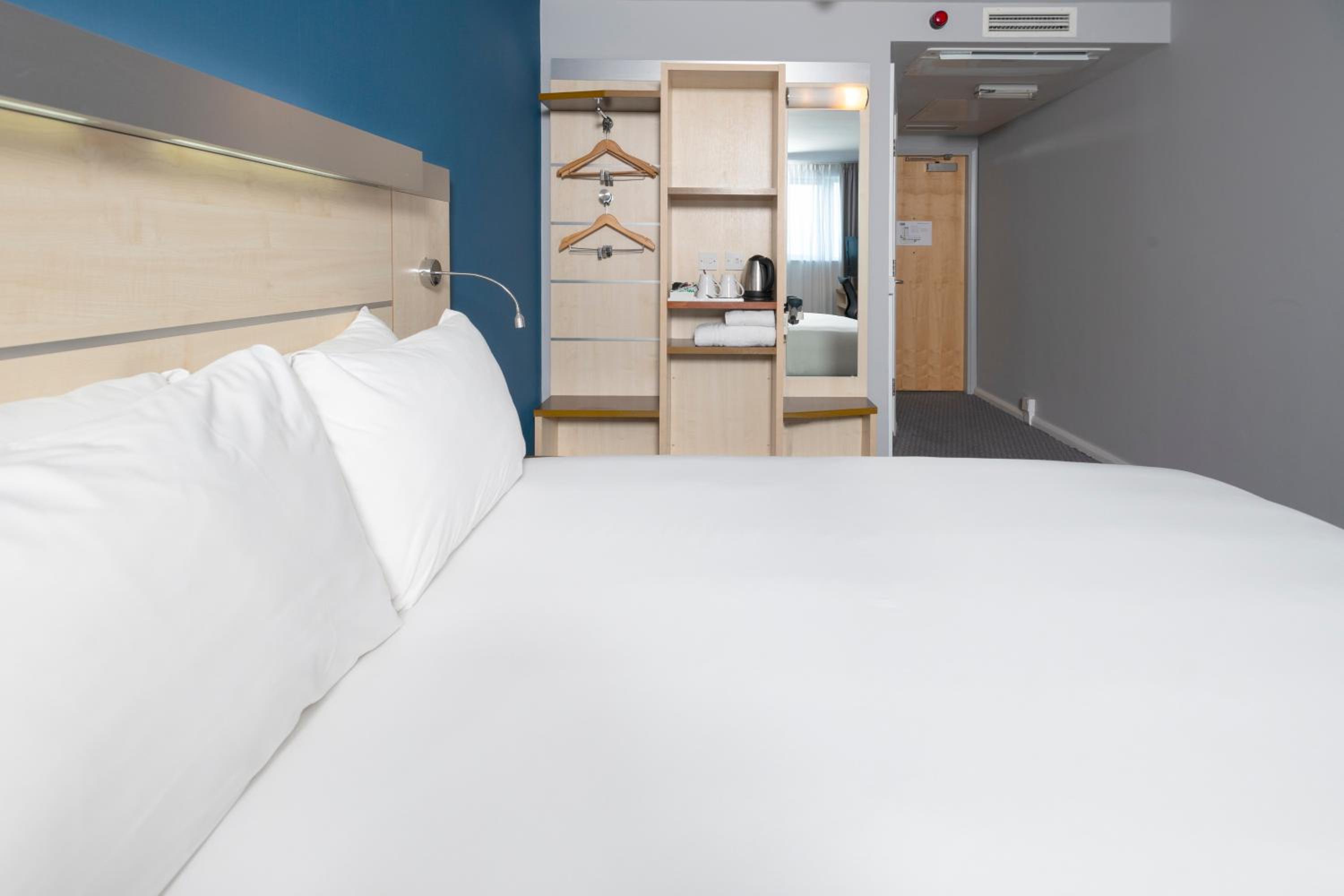Standard King Room with Free Hot Breakfast - Accessible - Photo 7