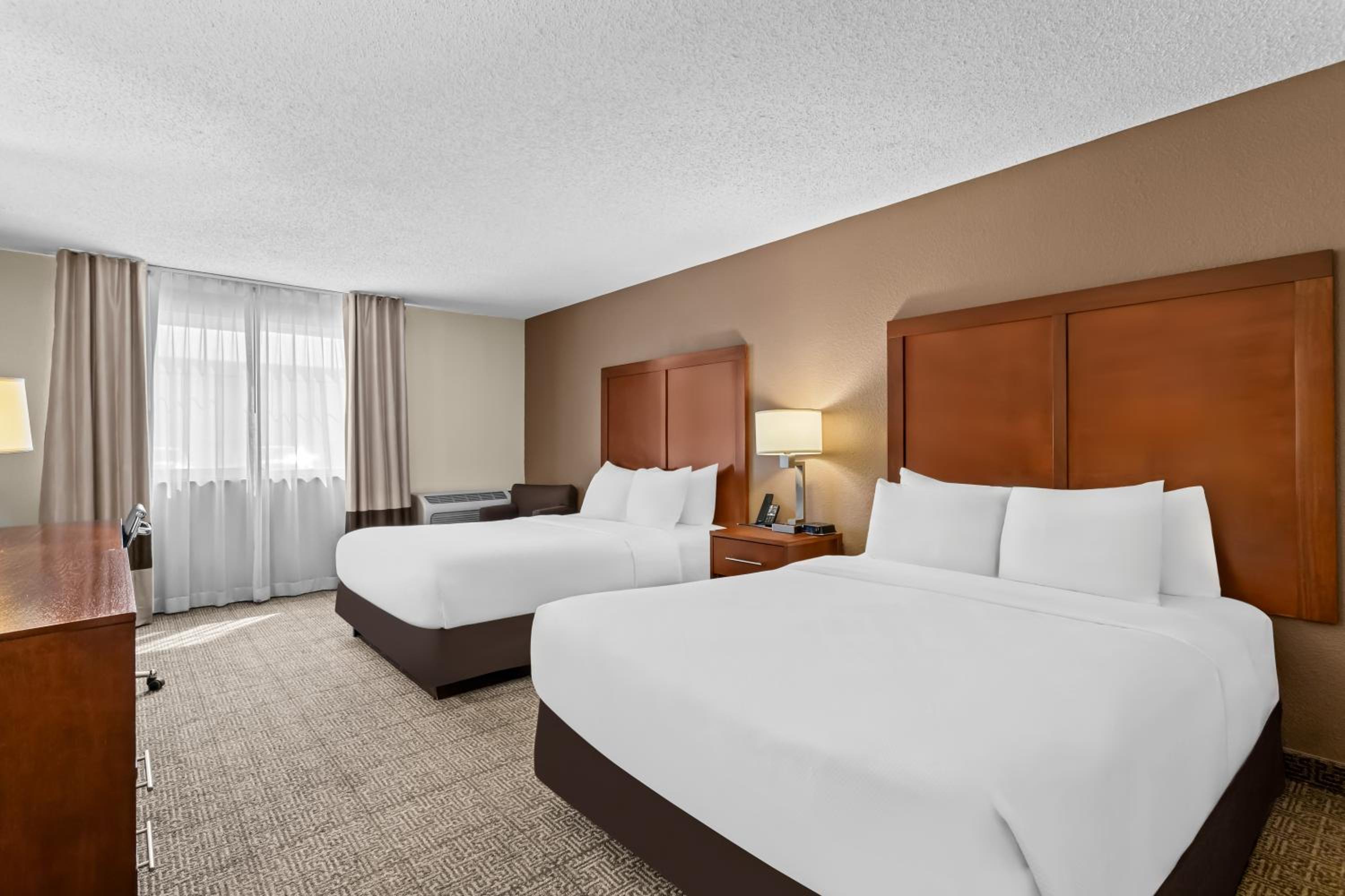 Queen Room with Two Queen Beds - Non Smoking/Pet Friendly - Photo 2