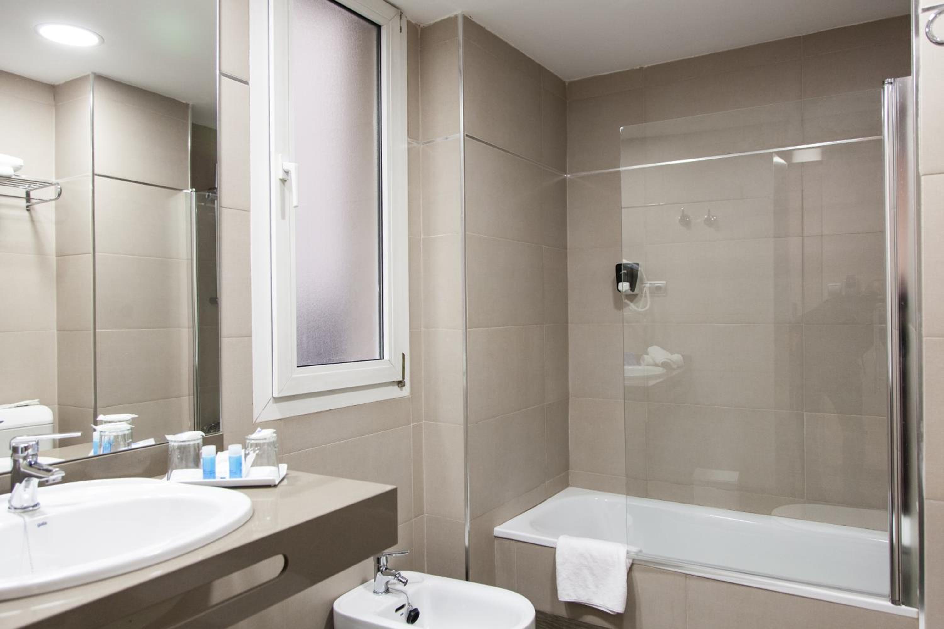 Double or Twin Room - Photo 6
