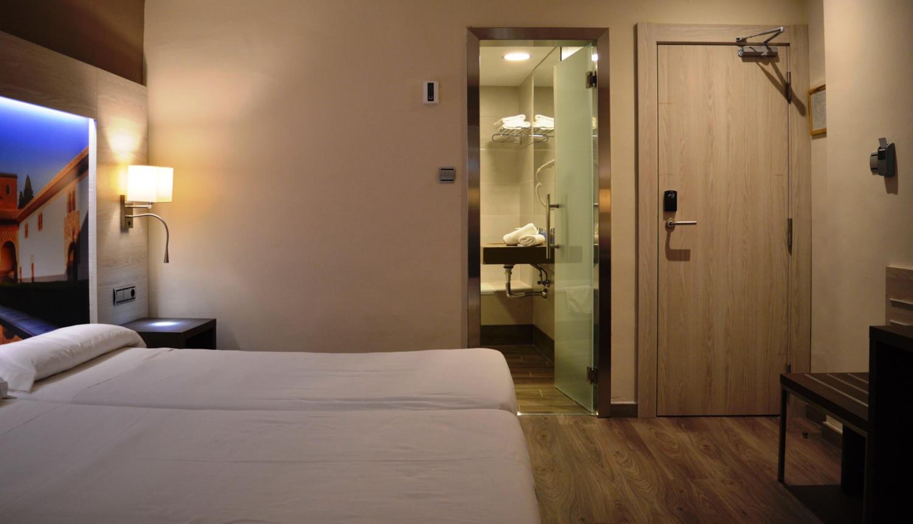 Double or Twin Room - Photo 18