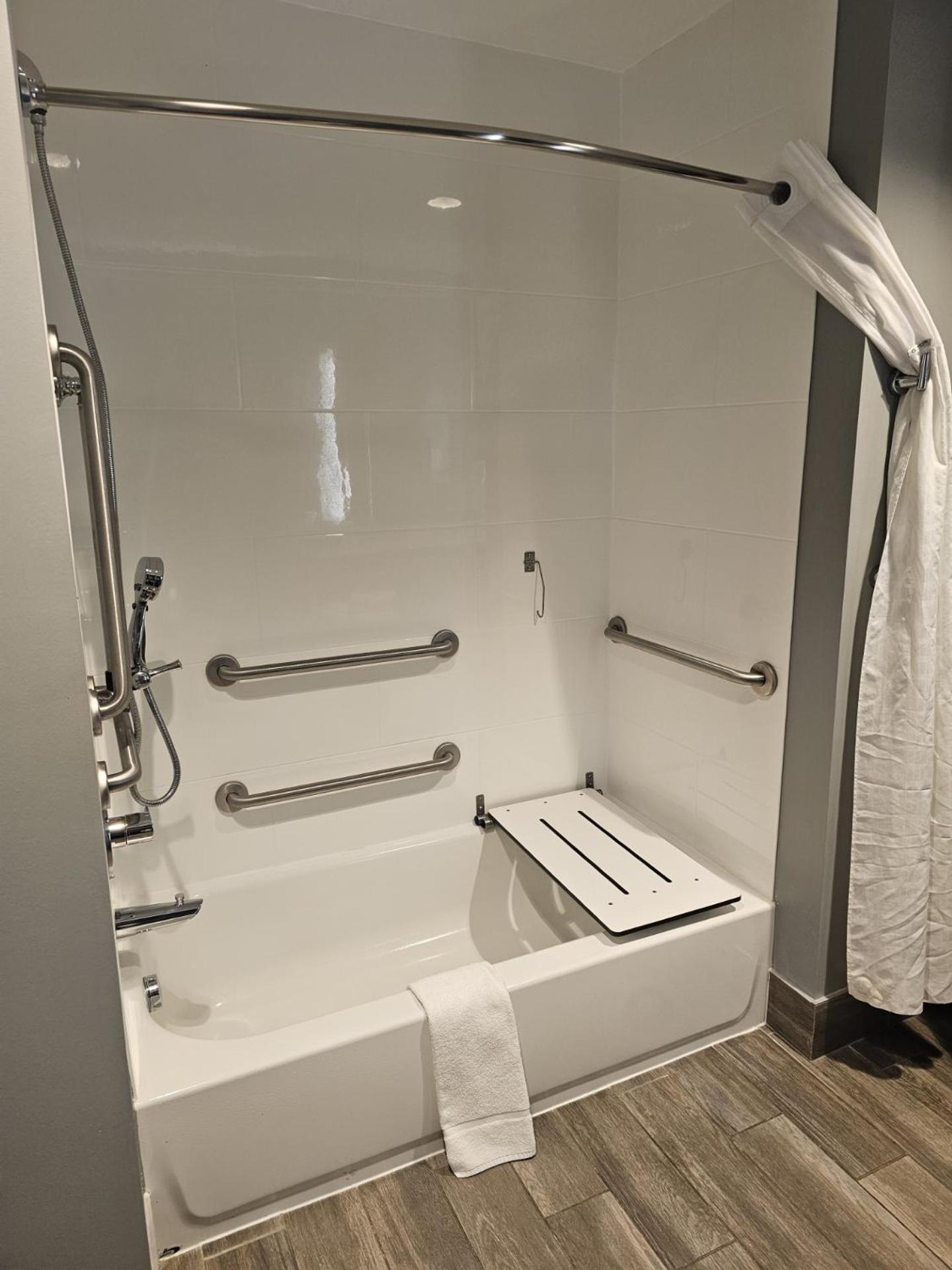 King Suite - Mobility/Hearing Accessible with Bath Tub - Non-Smoking - Photo 2