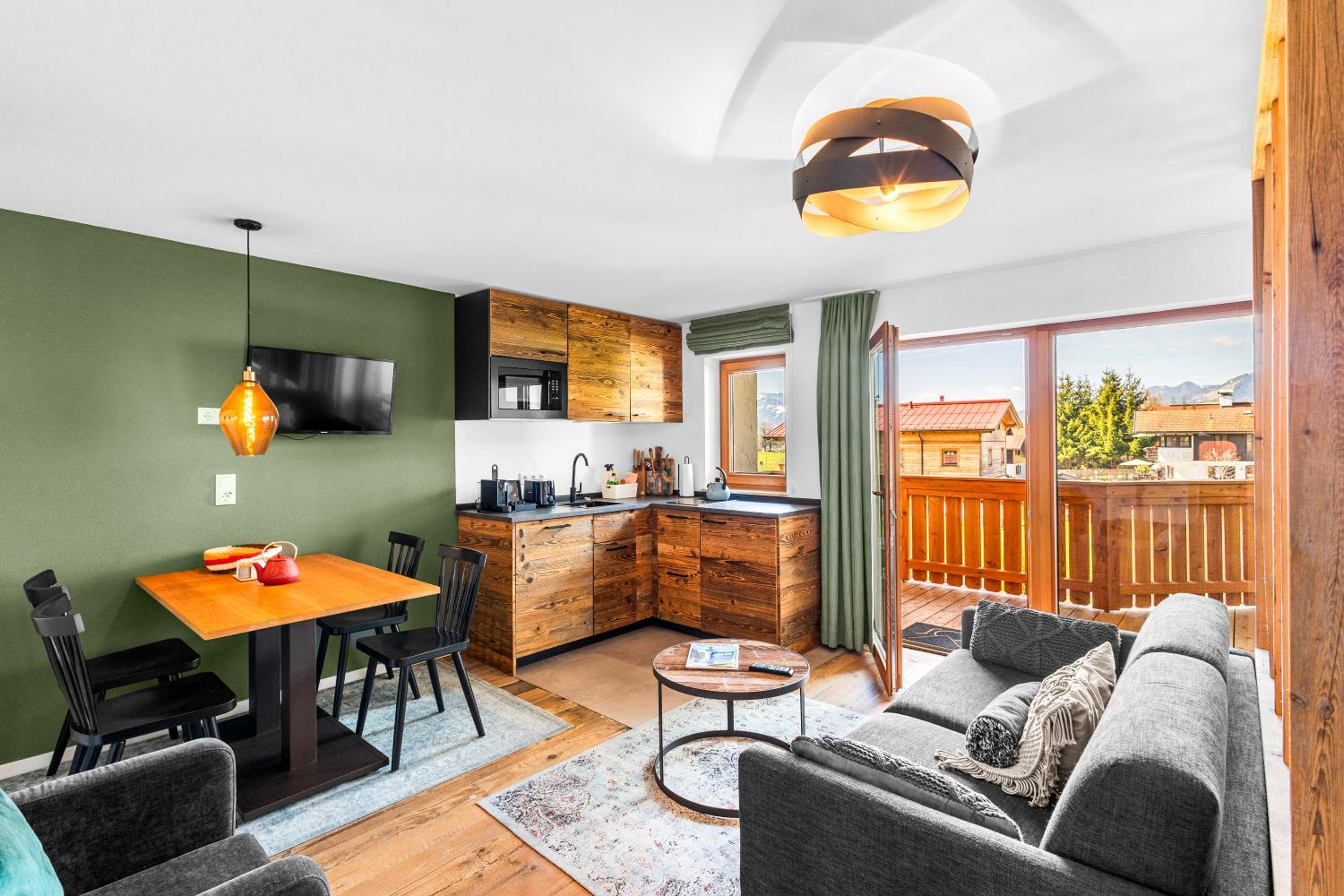 Apartment with Mountain View