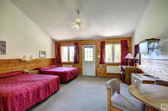 Queen Suite with Pool View - Pet Friendly