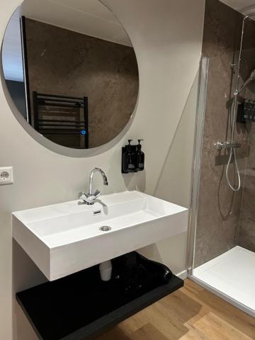 Suite - Photo 1
