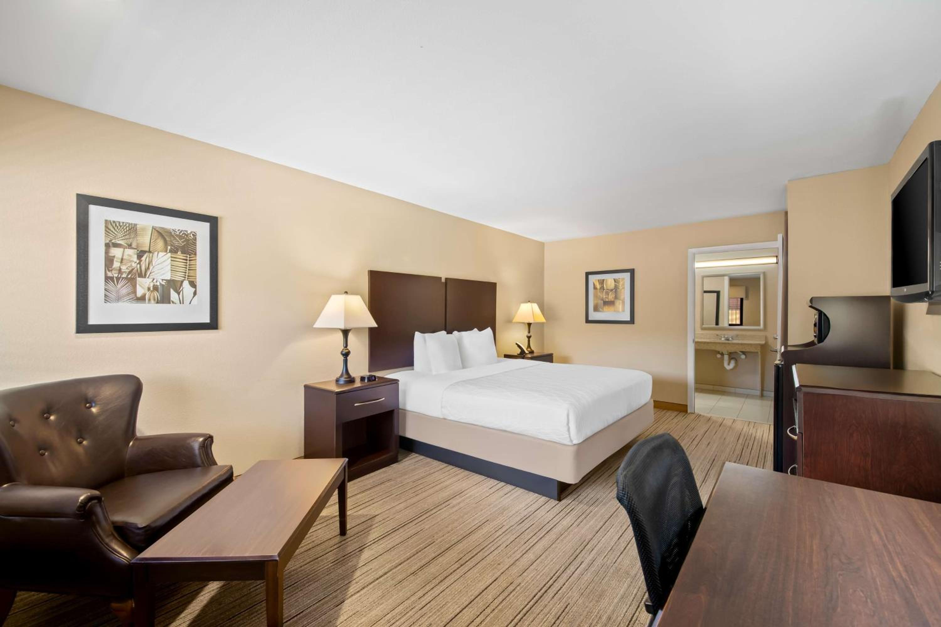 King Room with Bath Tub - Disability Access/Non-Smoking  - Photo 2