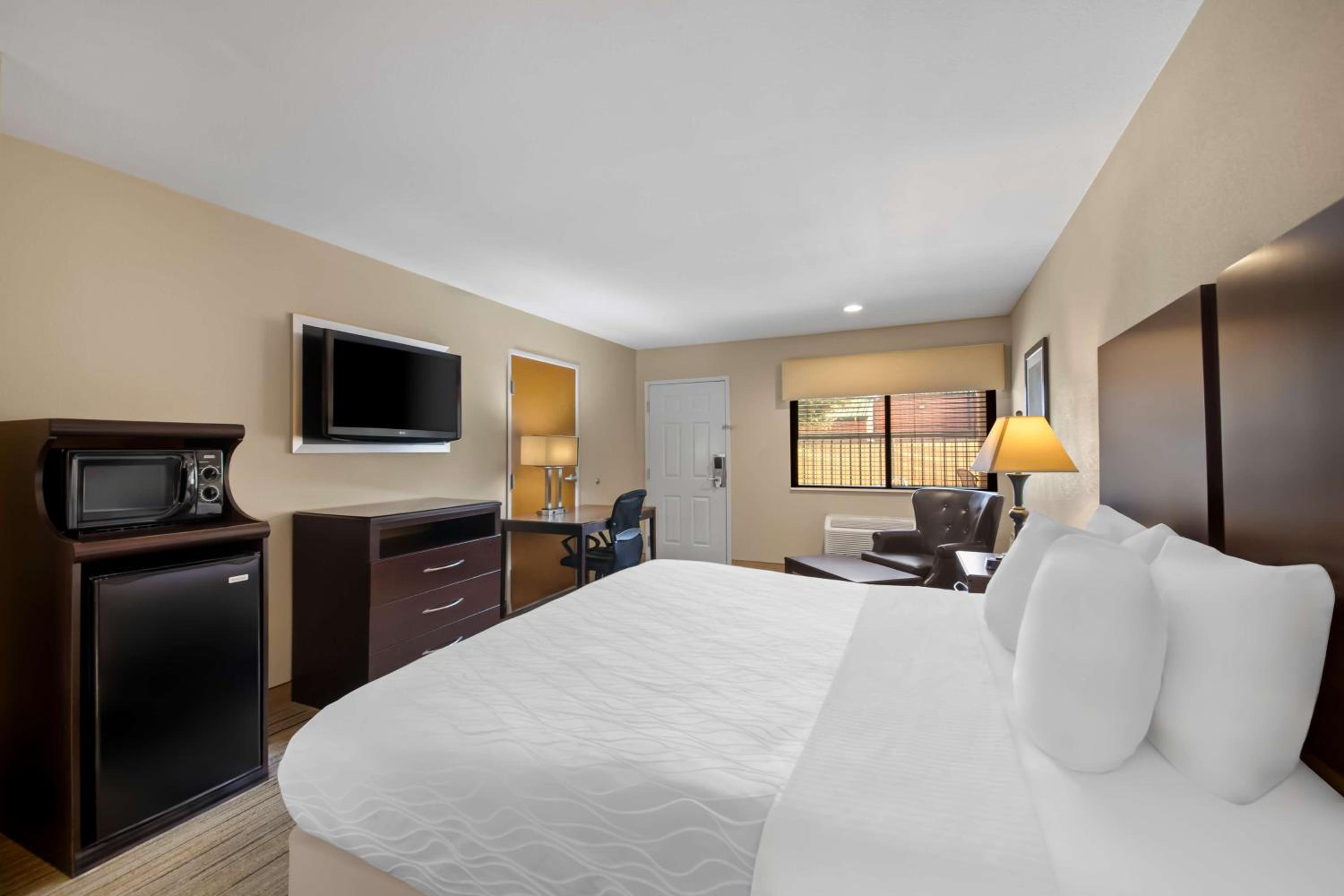 King Room with Bath Tub - Disability Access/Non-Smoking  - Photo 3