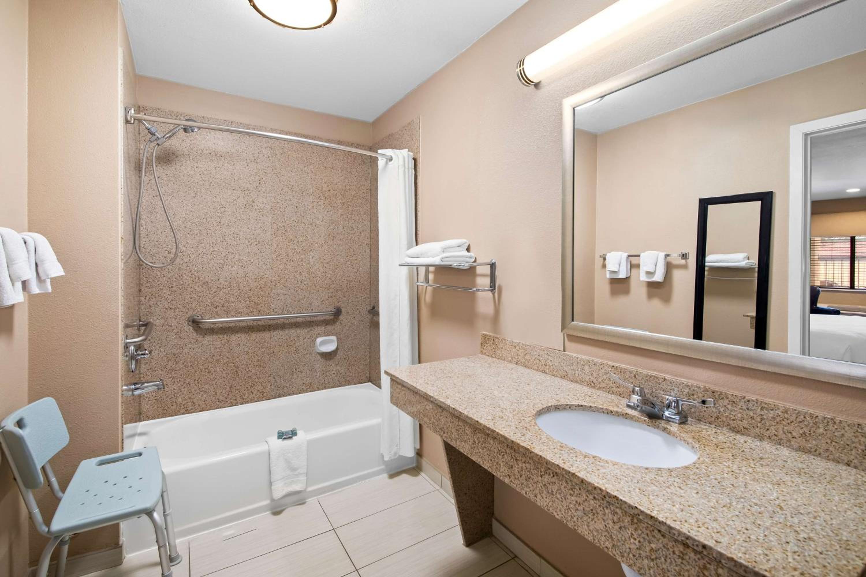 Queen Room with Two Queen Beds and Bath Tub - Disability/Non-Smoking - Photo 2