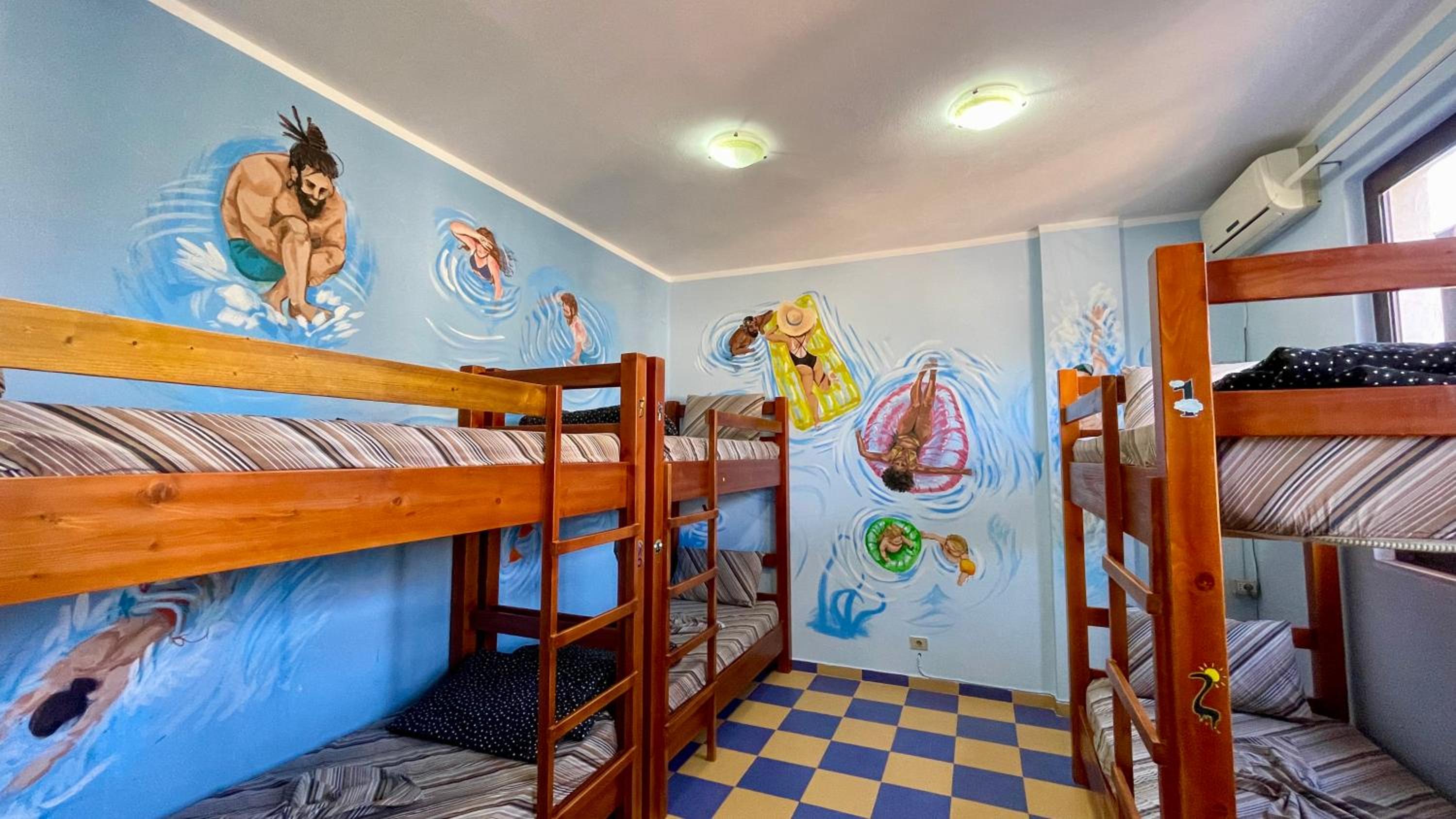 Bed in 6-Bed Mixed Dormitory Room photo 1