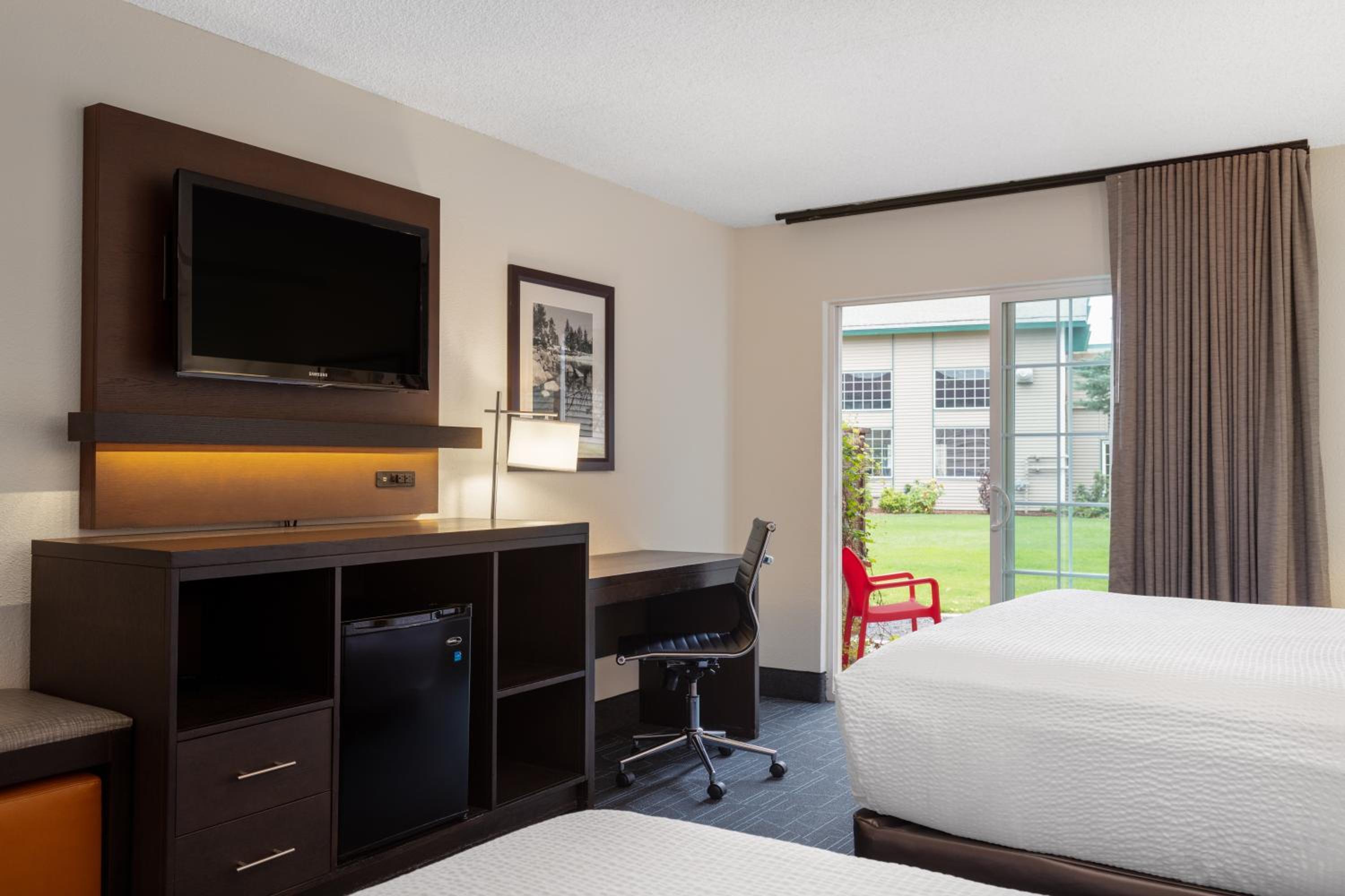 Queen Room with Two Queen Beds and Courtyard View - Non-Smoking - Photo 2