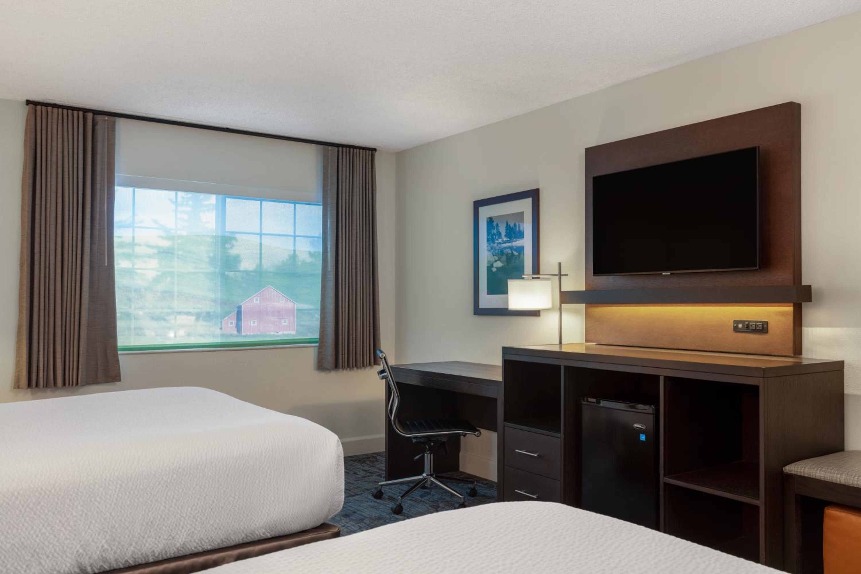 Queen Room with Two Queen Beds and Courtyard View - Non-Smoking - Photo 3