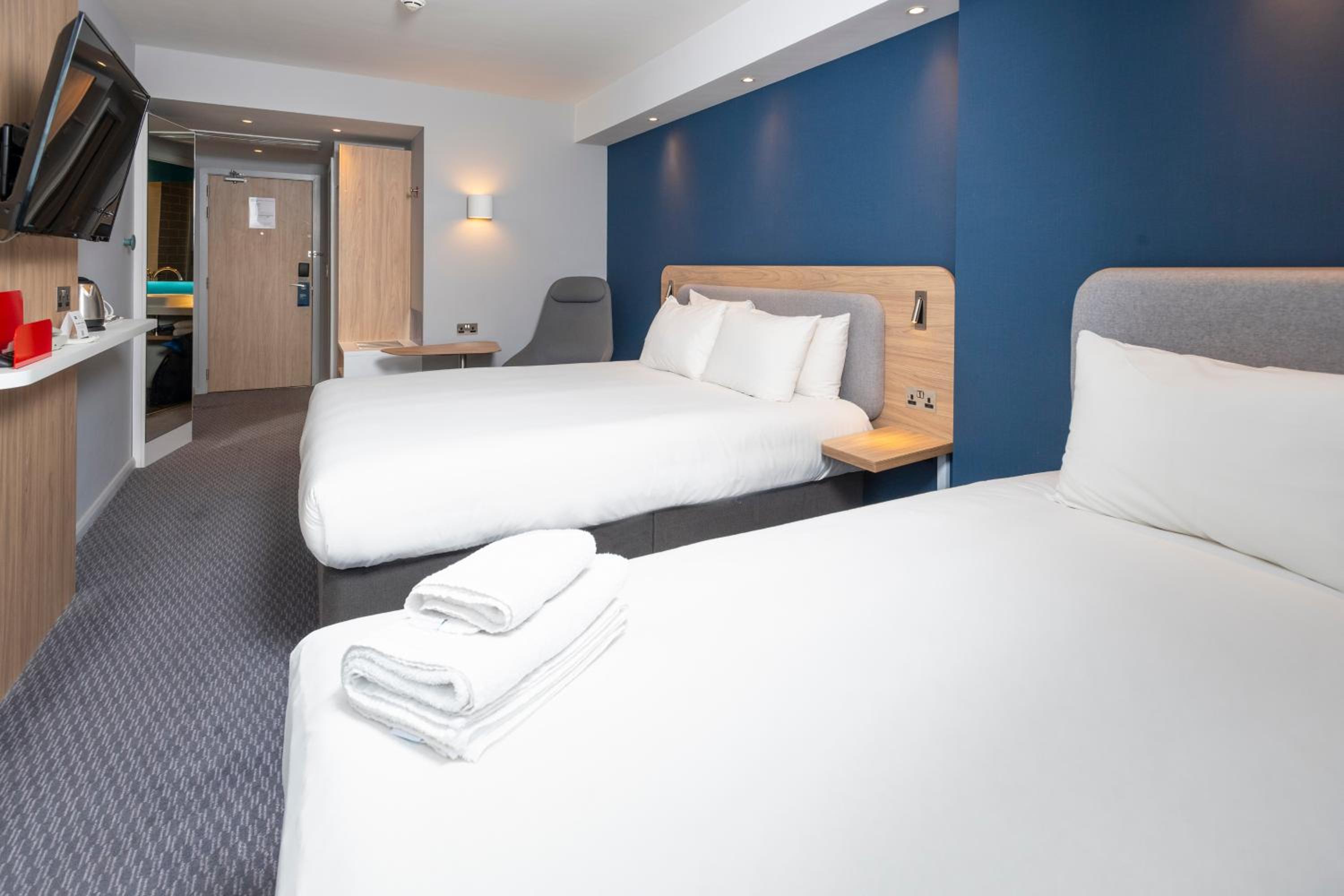 Standard Room with One King and One Single Bed - Free Hot Breakfast - Photo 7