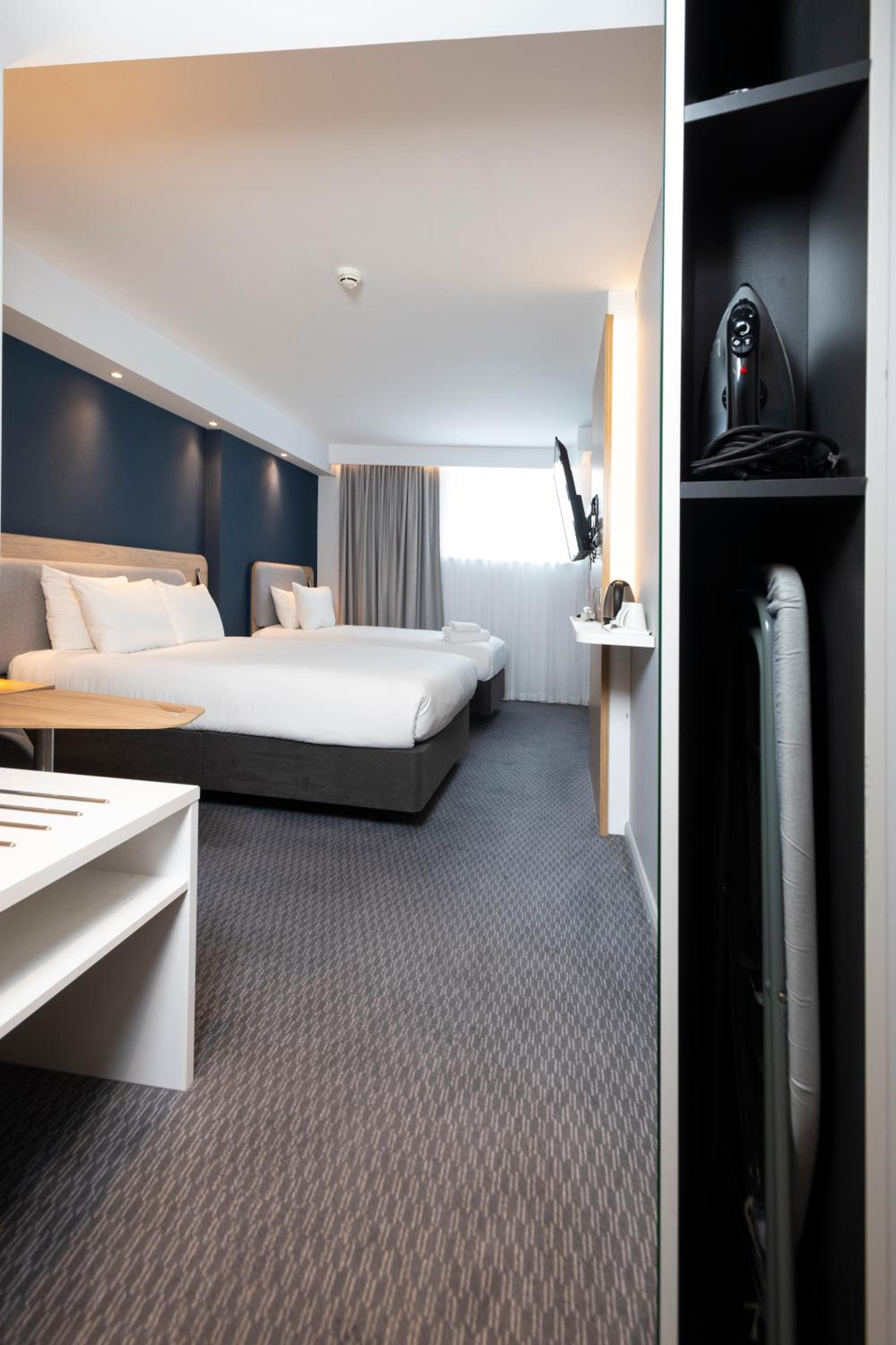 Standard Room with One King and One Single Bed - Free Hot Breakfast - Photo 9