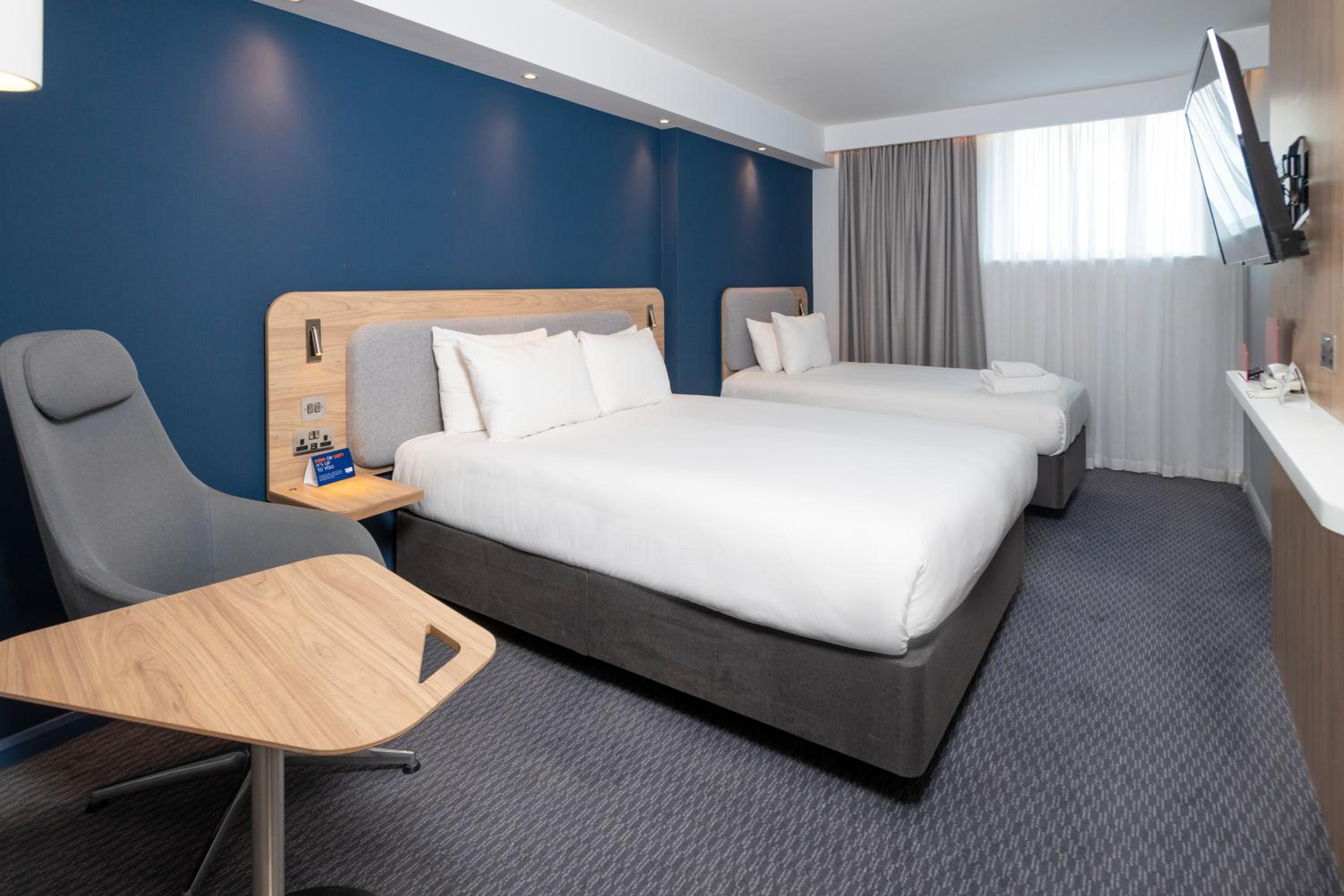 Standard Room with One King and One Single Bed - Free Hot Breakfast - Photo 8