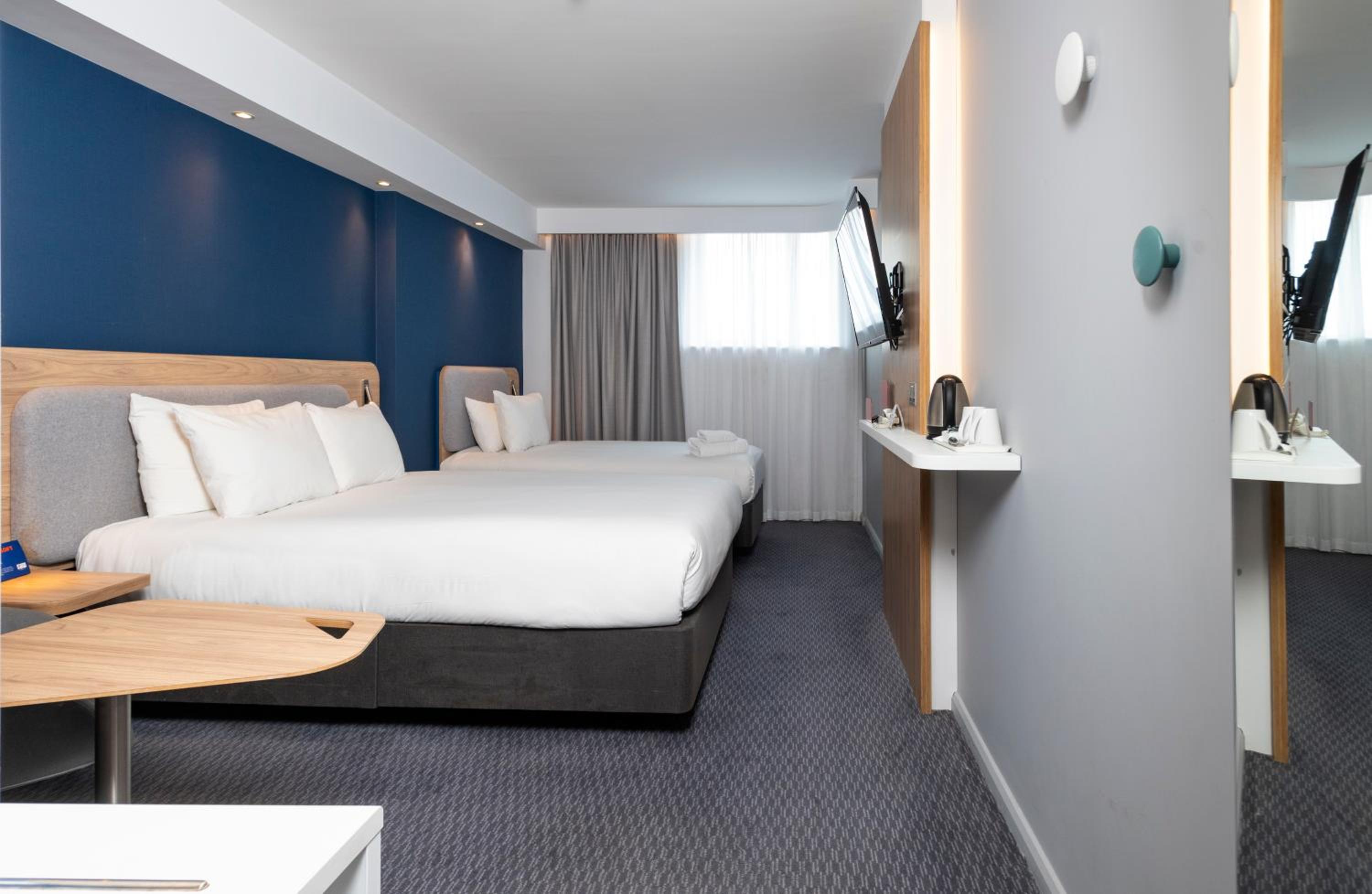 Standard Room with One King and One Single Bed - Free Hot Breakfast - Photo 1