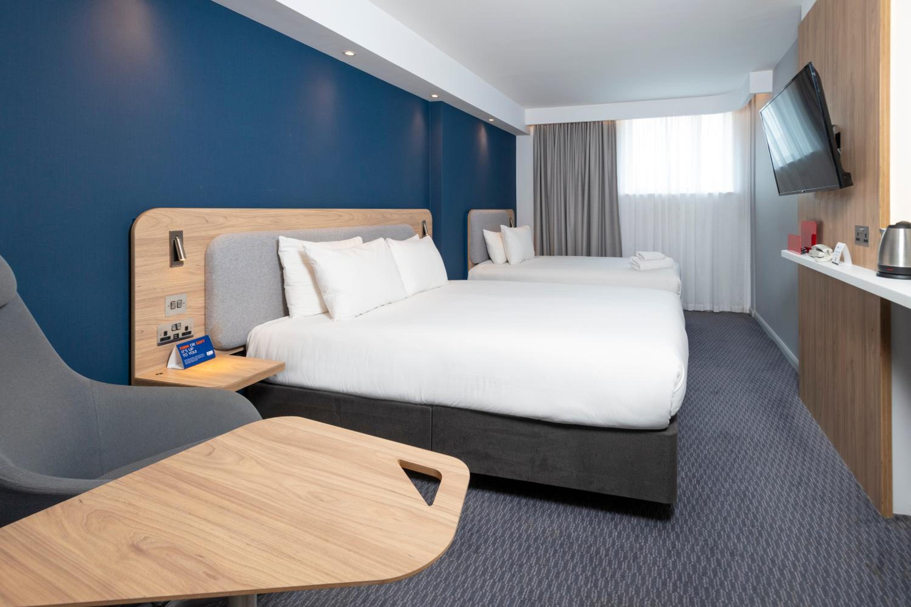 Standard Room with One King and One Single Bed - Free Hot Breakfast - Photo 6