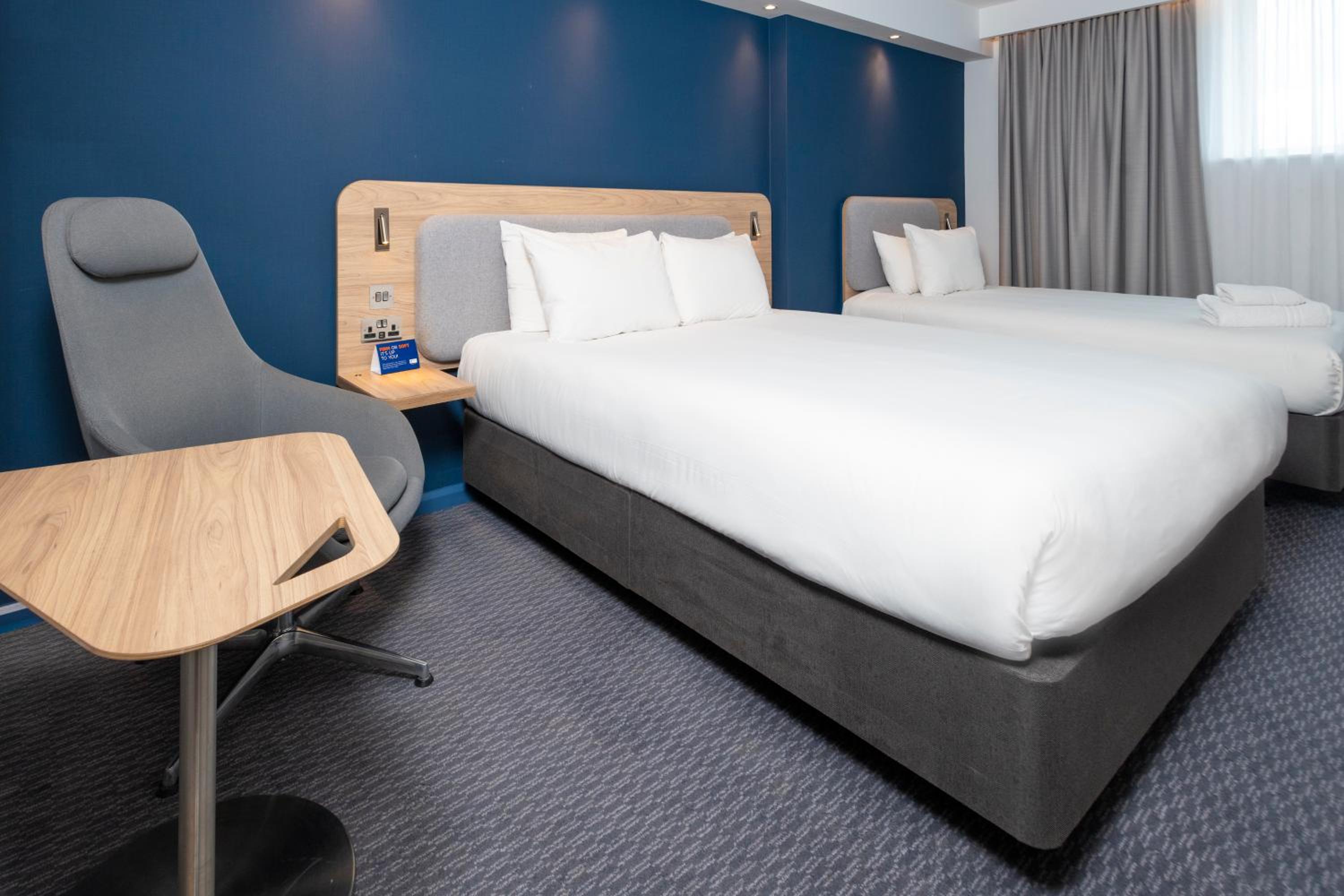 Standard Room with One King and One Single Bed - Free Hot Breakfast - Photo 2