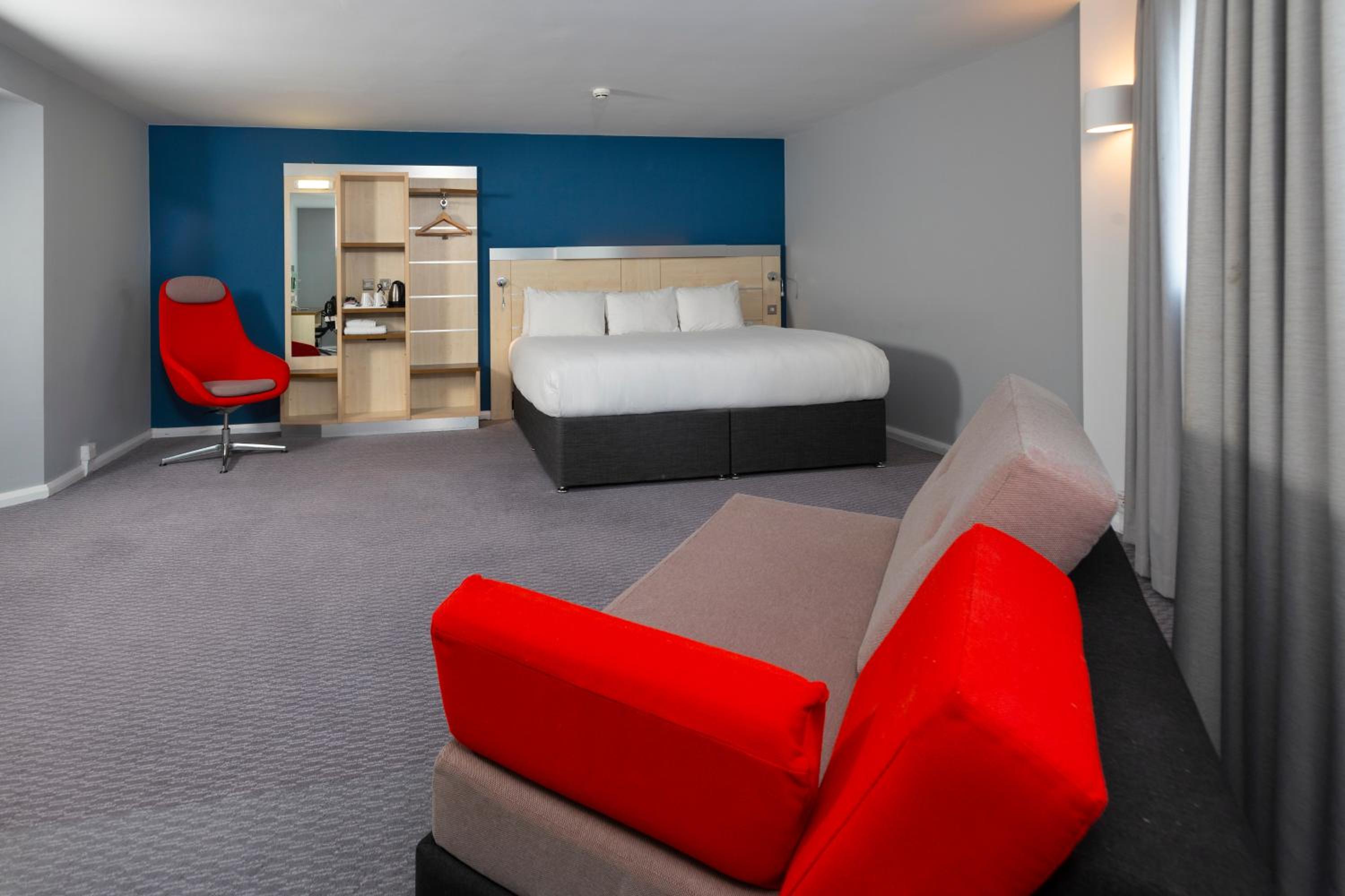 Corner King Room with Sofa Bed and Free Hot Breakfast - Photo 4