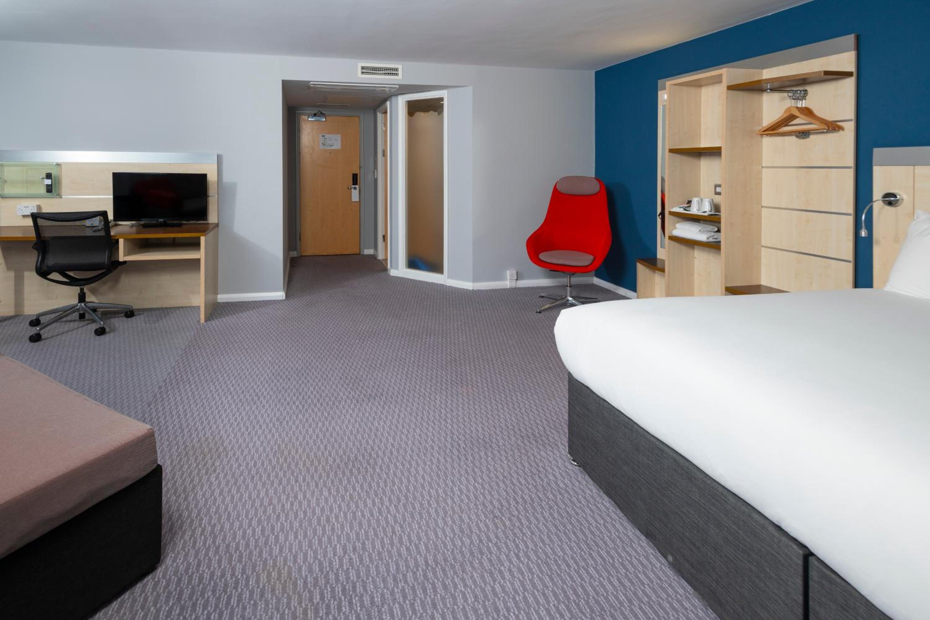 Corner King Room with Sofa Bed and Free Hot Breakfast - Photo 3
